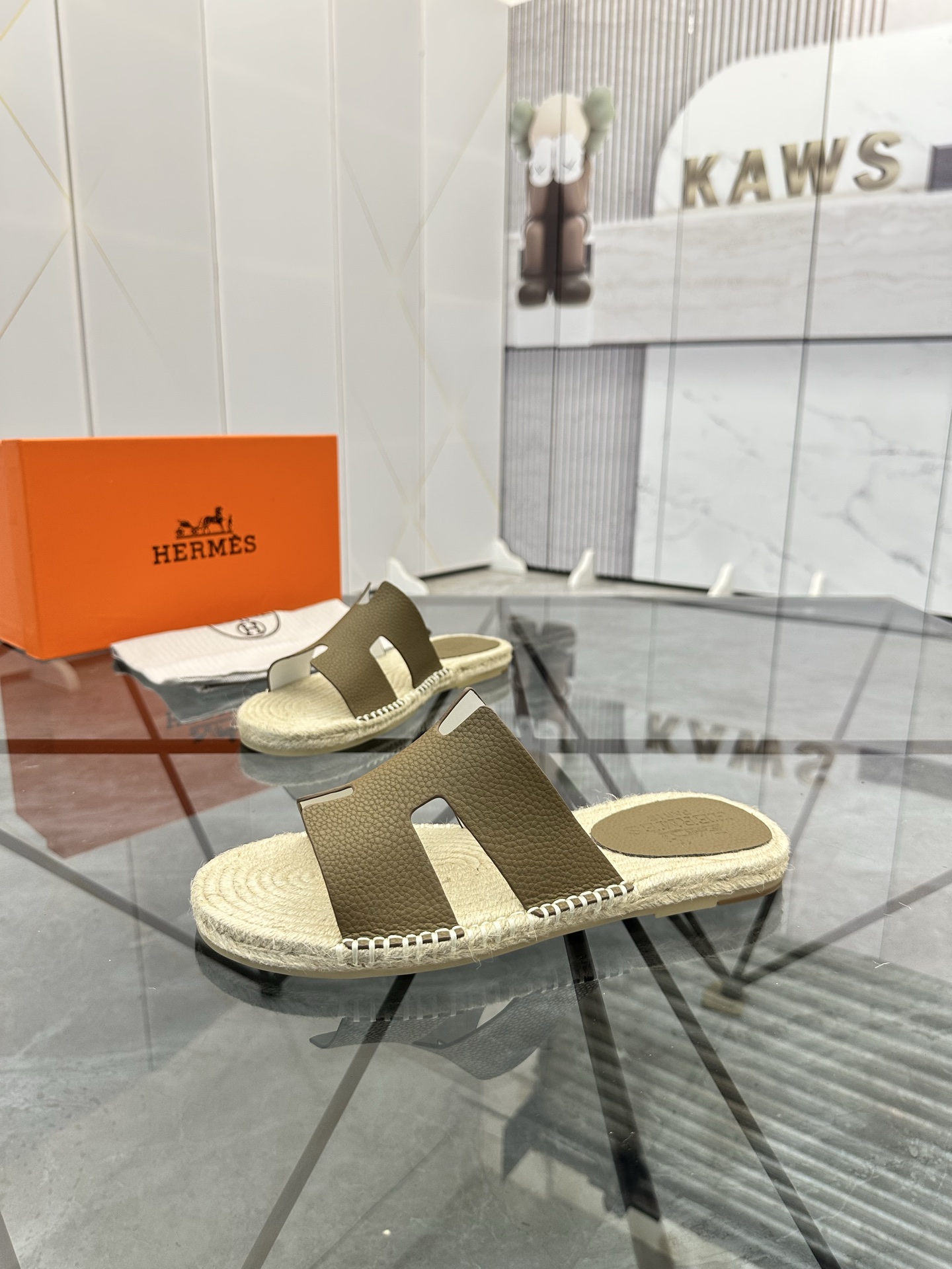 Precio de venta: P130 Marca comercial: Hermes* tamaño de las zapatillas: 38-44(37.45.46.47) Material