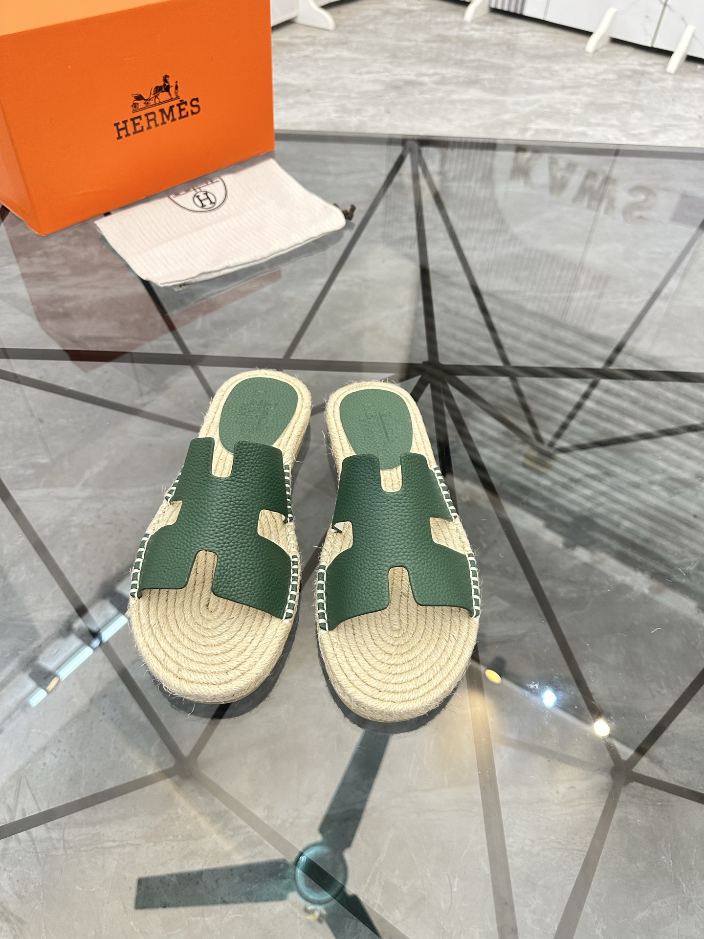 Precio de venta: P130 Marca comercial: Hermes* tamaño de las zapatillas: 38-44(37.45.46.47) Material