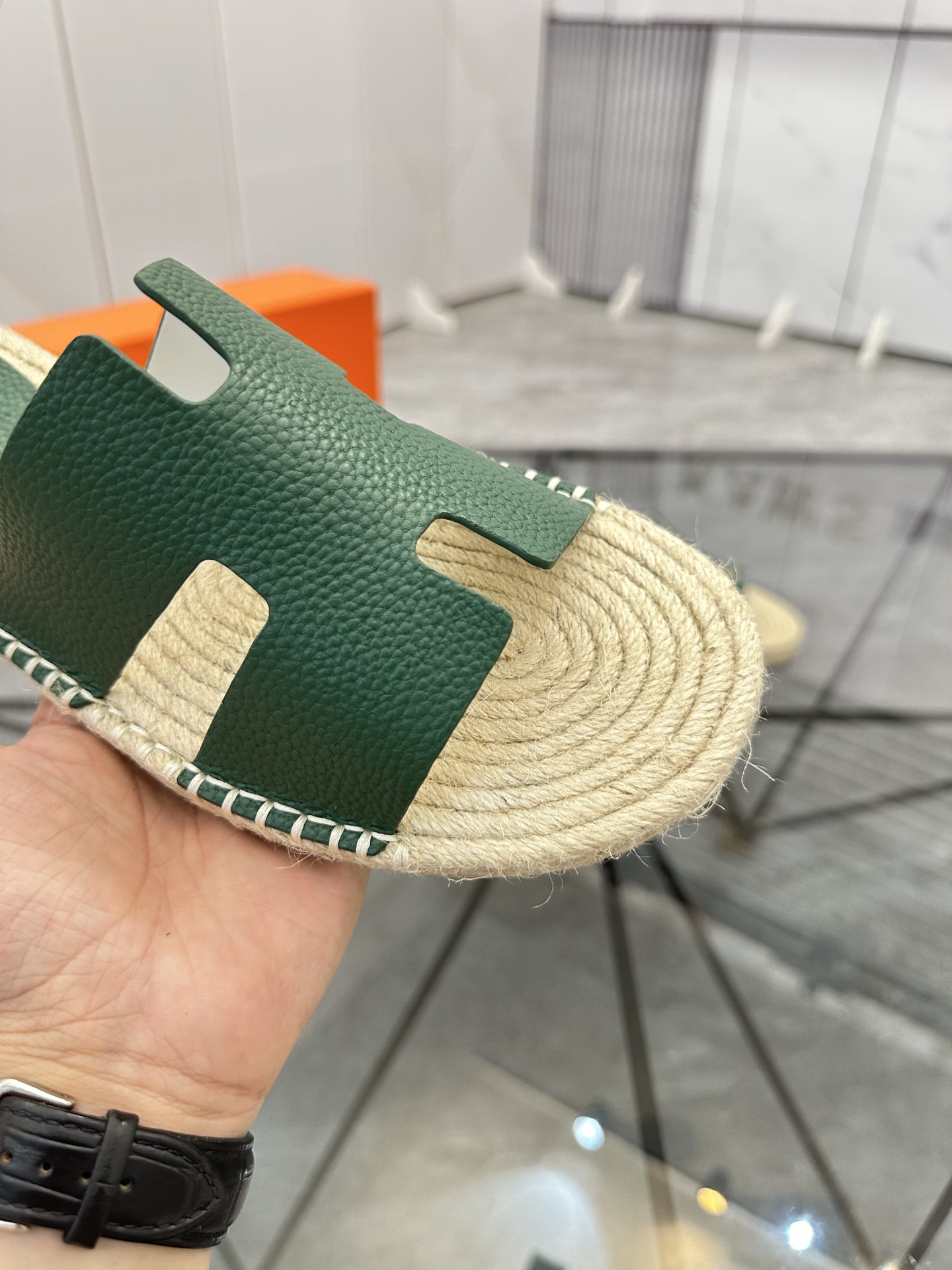 Precio de venta: P130 Marca comercial: Hermes* tamaño de las zapatillas: 38-44(37.45.46.47) Material