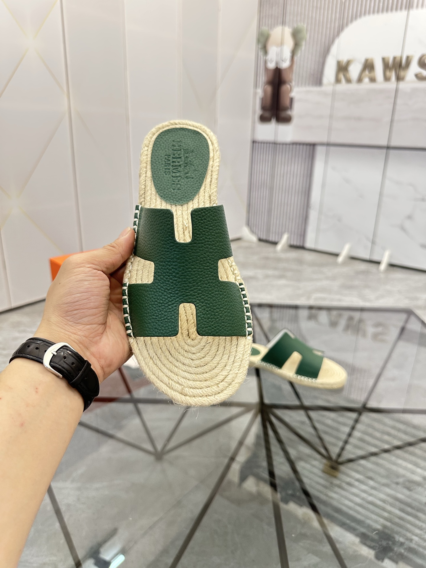 Precio de venta: P130 Marca comercial: Hermes* tamaño de las zapatillas: 38-44(37.45.46.47) Material