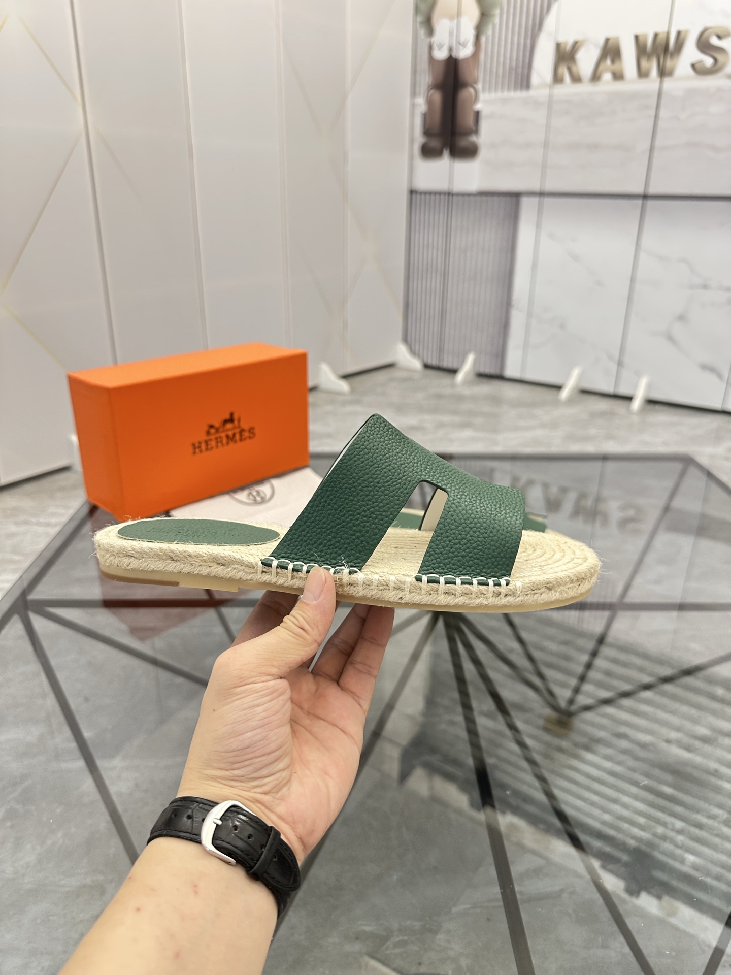 Precio de venta: P130 Marca comercial: Hermes* tamaño de las zapatillas: 38-44(37.45.46.47) Material