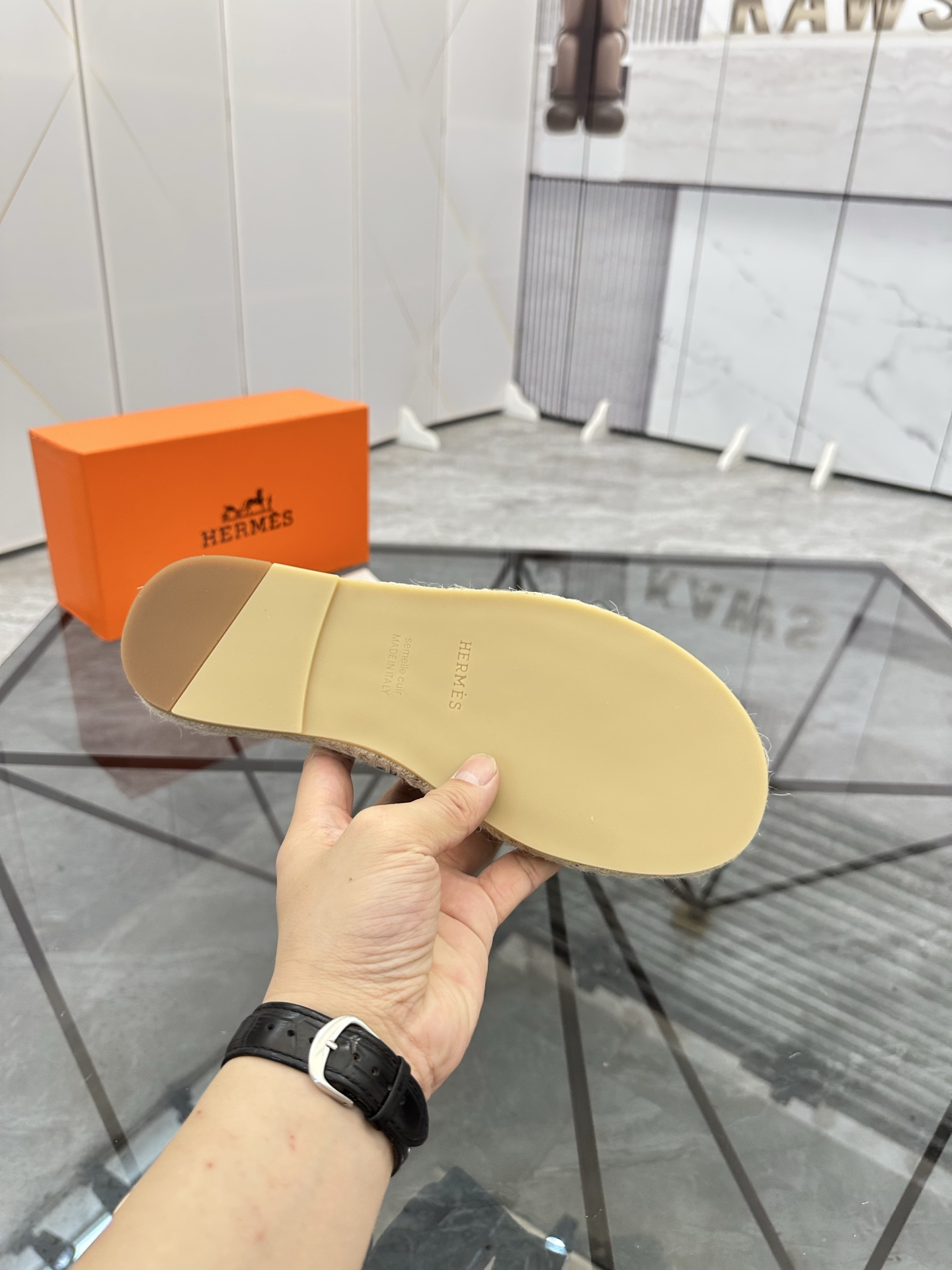 Precio de venta: P130 Marca comercial: Hermes* tamaño de las zapatillas: 38-44(37.45.46.47) Material