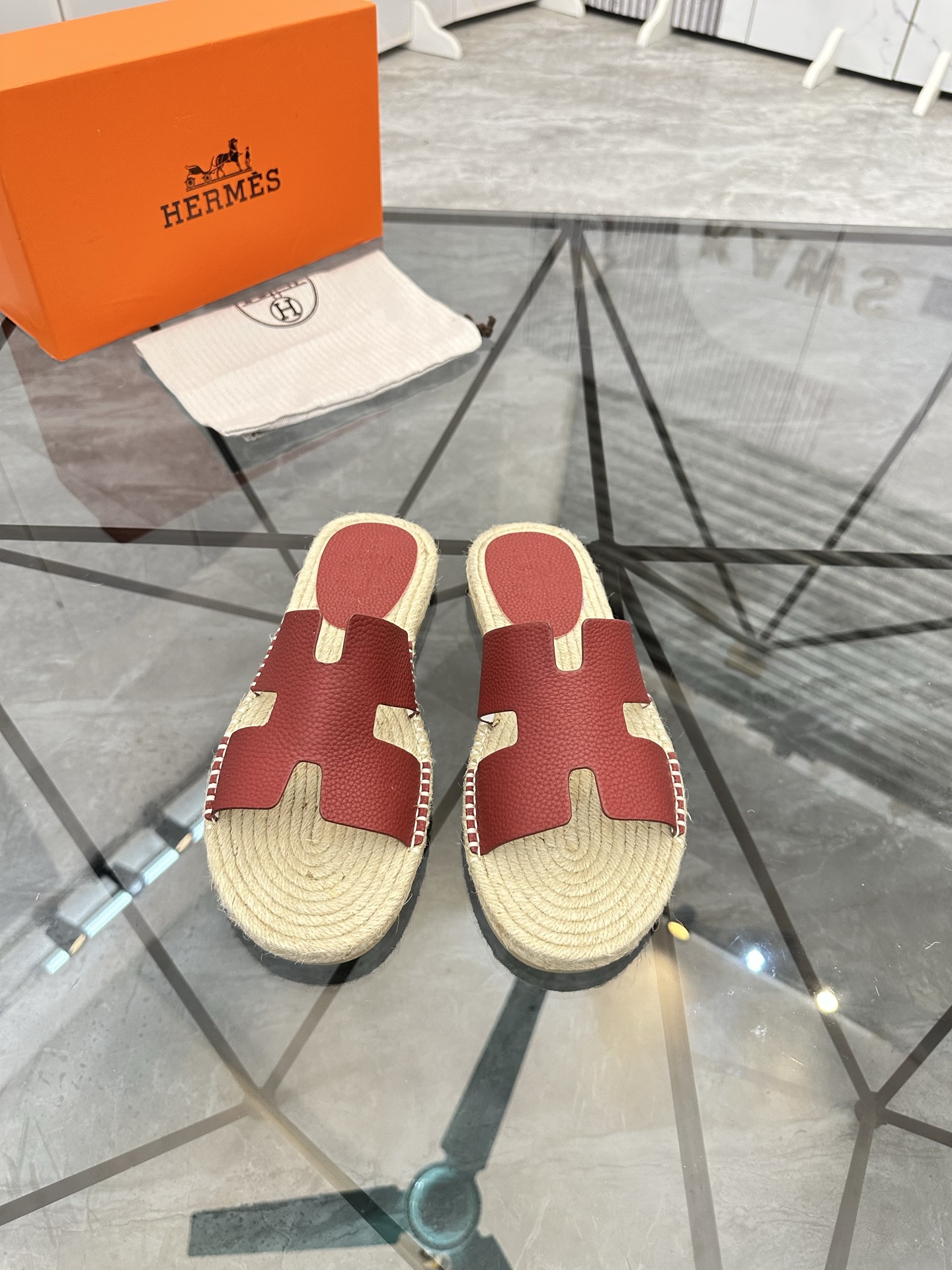 Precio de venta: P130 Marca comercial: Hermes* tamaño de las zapatillas: 38-44(37.45.46.47) Material