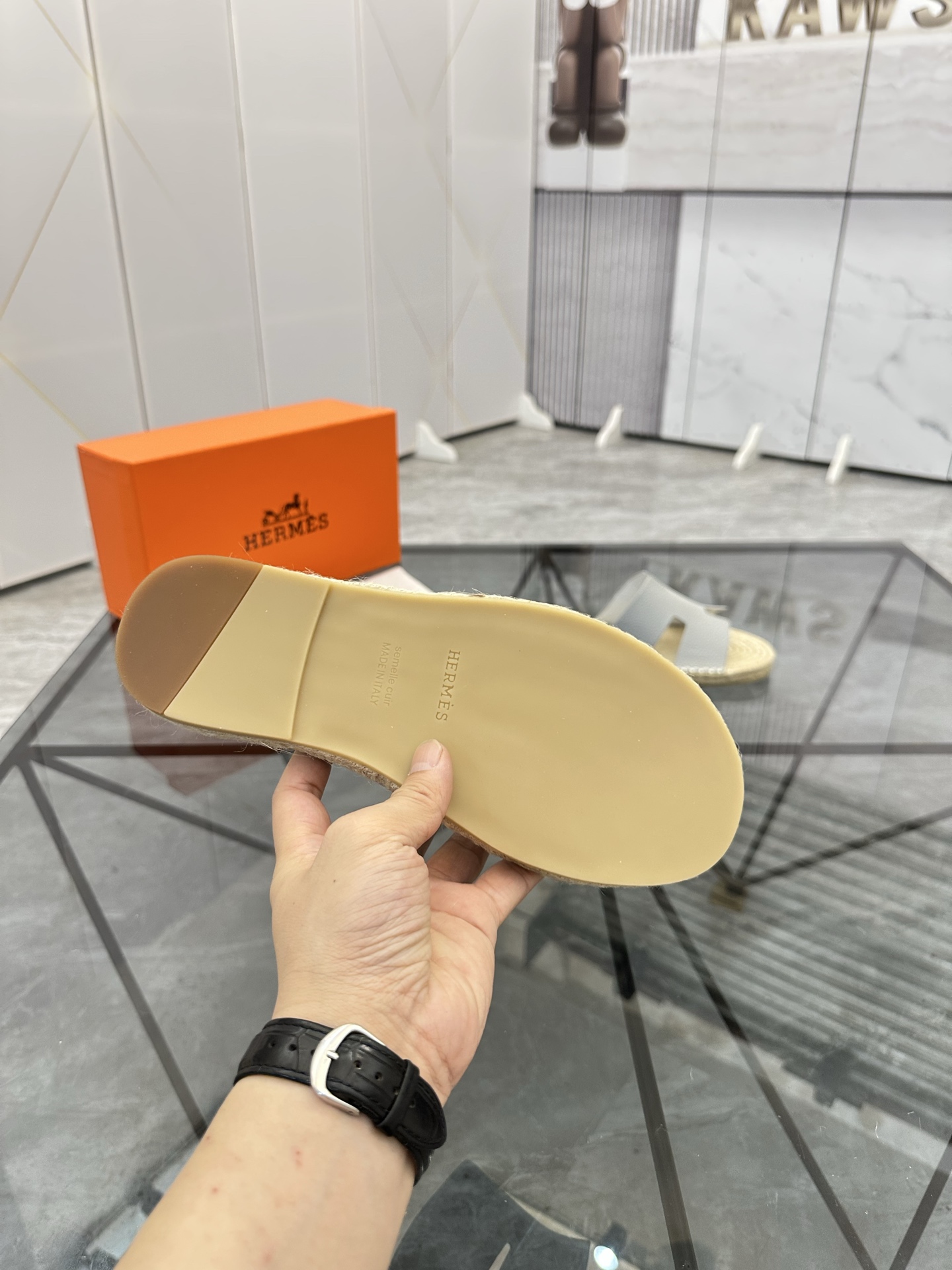 Precio de venta: P130 Marca comercial: Hermes* tamaño de las zapatillas: 38-44(37.45.46.47) Material