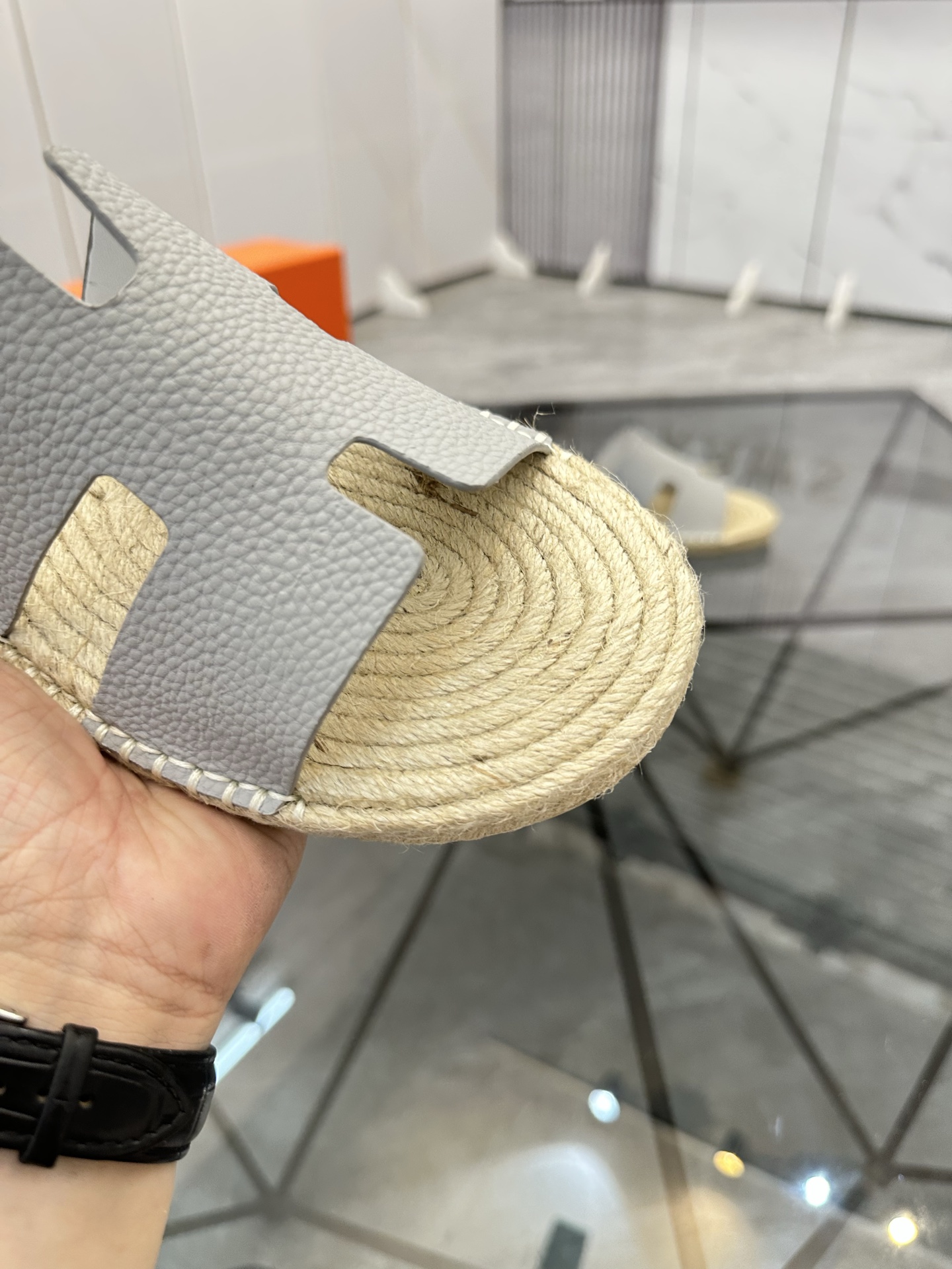 Precio de venta: P130 Marca comercial: Hermes* tamaño de las zapatillas: 38-44(37.45.46.47) Material