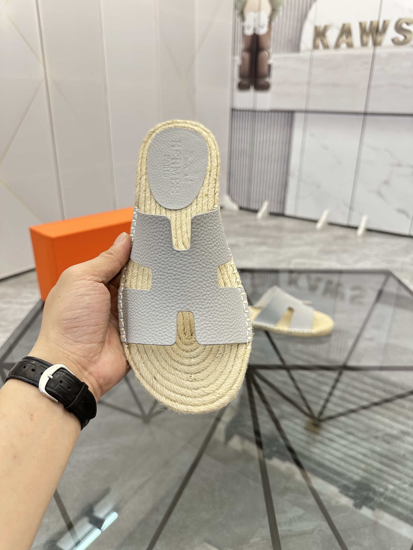 Precio de venta: P130 Marca comercial: Hermes* tamaño de las zapatillas: 38-44(37.45.46.47) Material