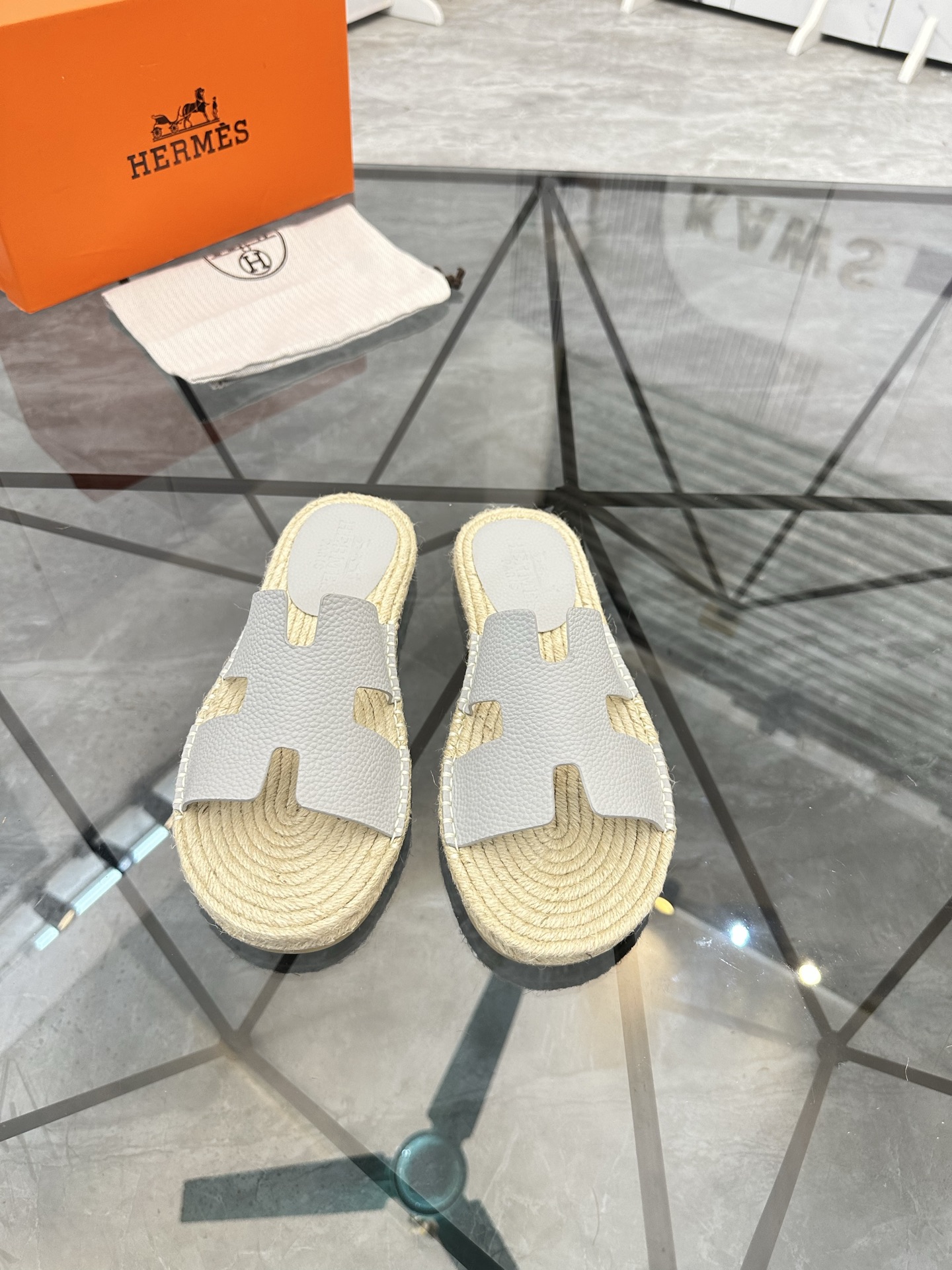Precio de venta: P130 Marca comercial: Hermes* tamaño de las zapatillas: 38-44(37.45.46.47) Material