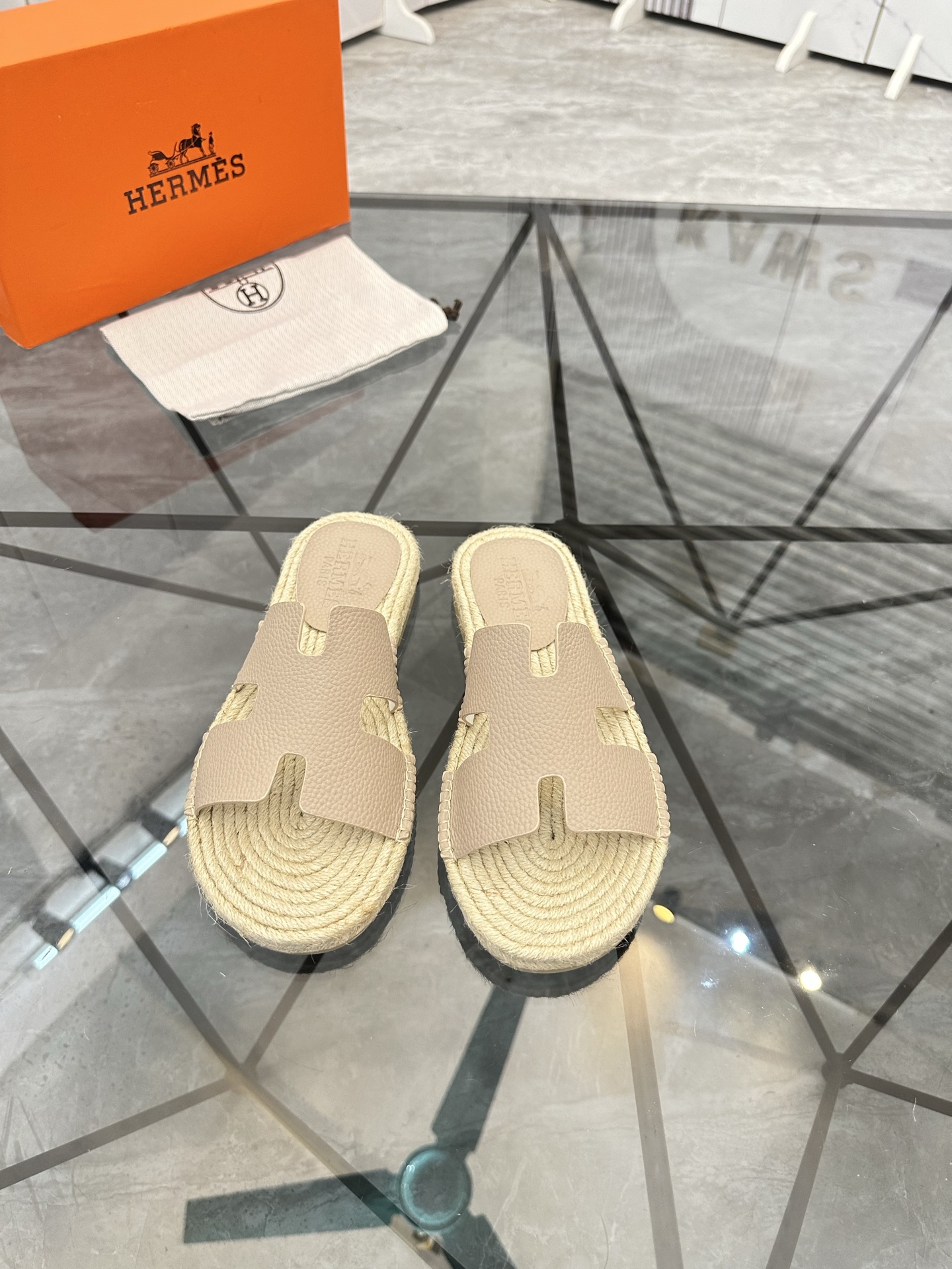 Precio de venta: P130 Marca comercial: Hermes* tamaño de las zapatillas: 38-44(37.45.46.47) Material