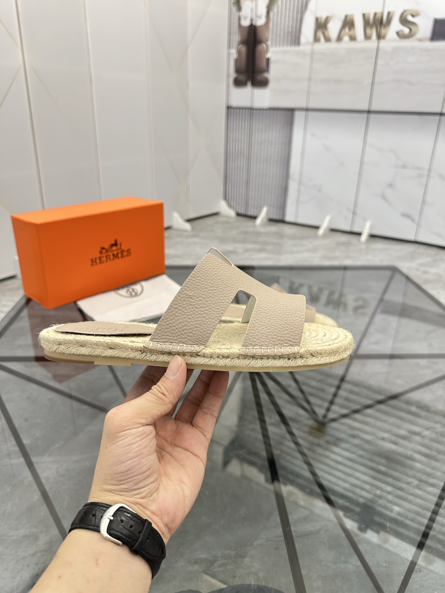 Precio de venta: P130 Marca comercial: Hermes* tamaño de las zapatillas: 38-44(37.45.46.47) Material