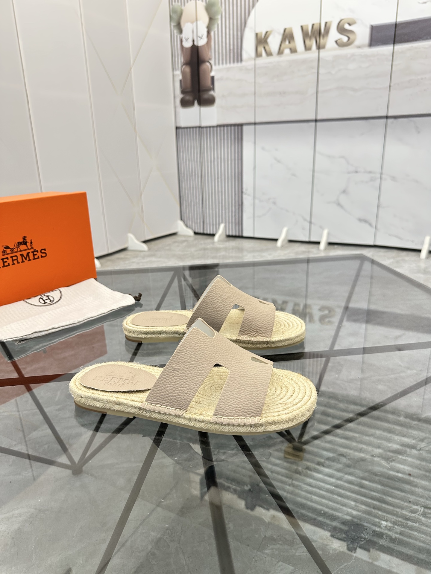 Precio de venta: P130 Marca comercial: Hermes* tamaño de las zapatillas: 38-44(37.45.46.47) Material