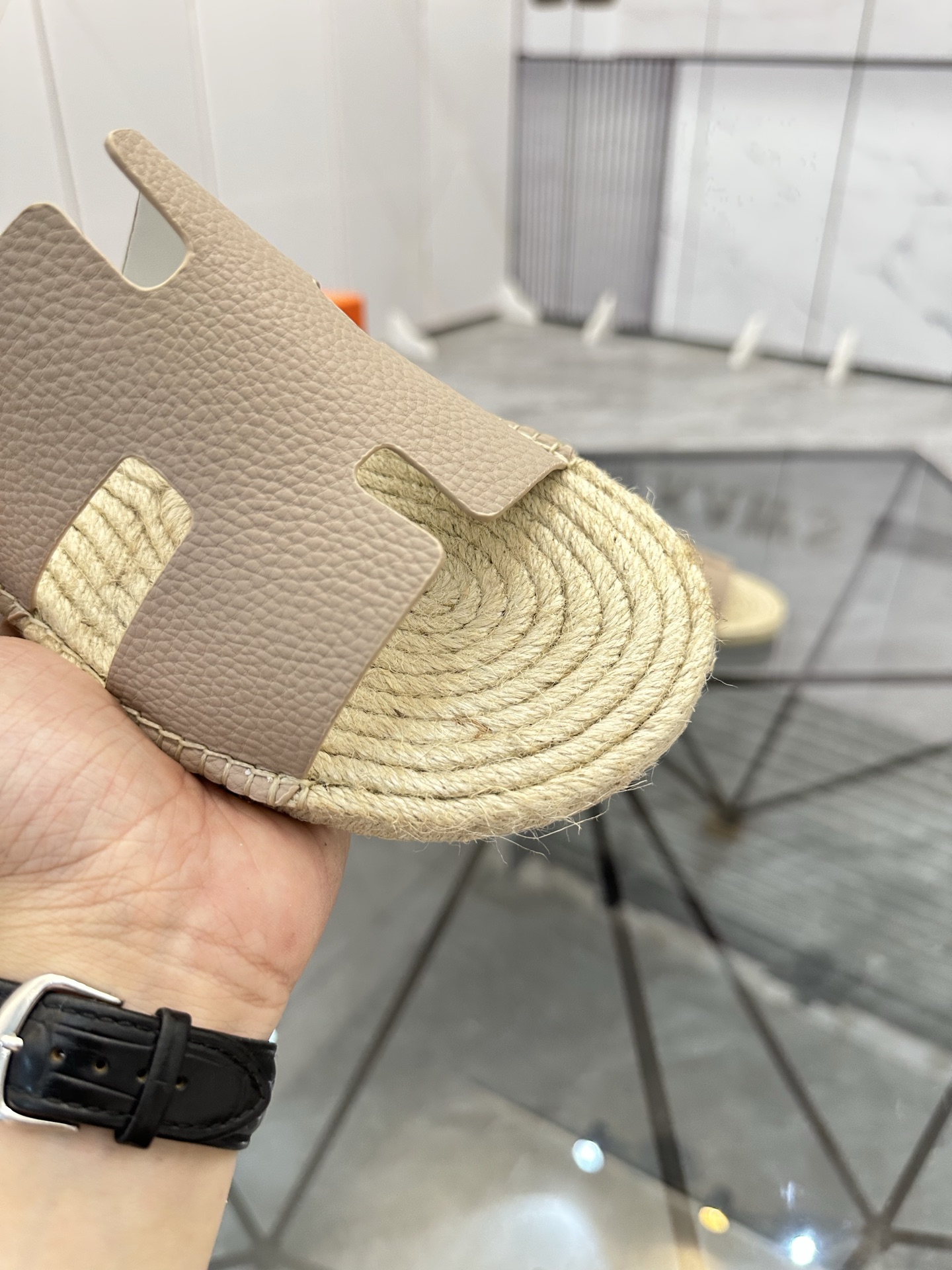Precio de venta: P130 Marca comercial: Hermes* tamaño de las zapatillas: 38-44(37.45.46.47) Material