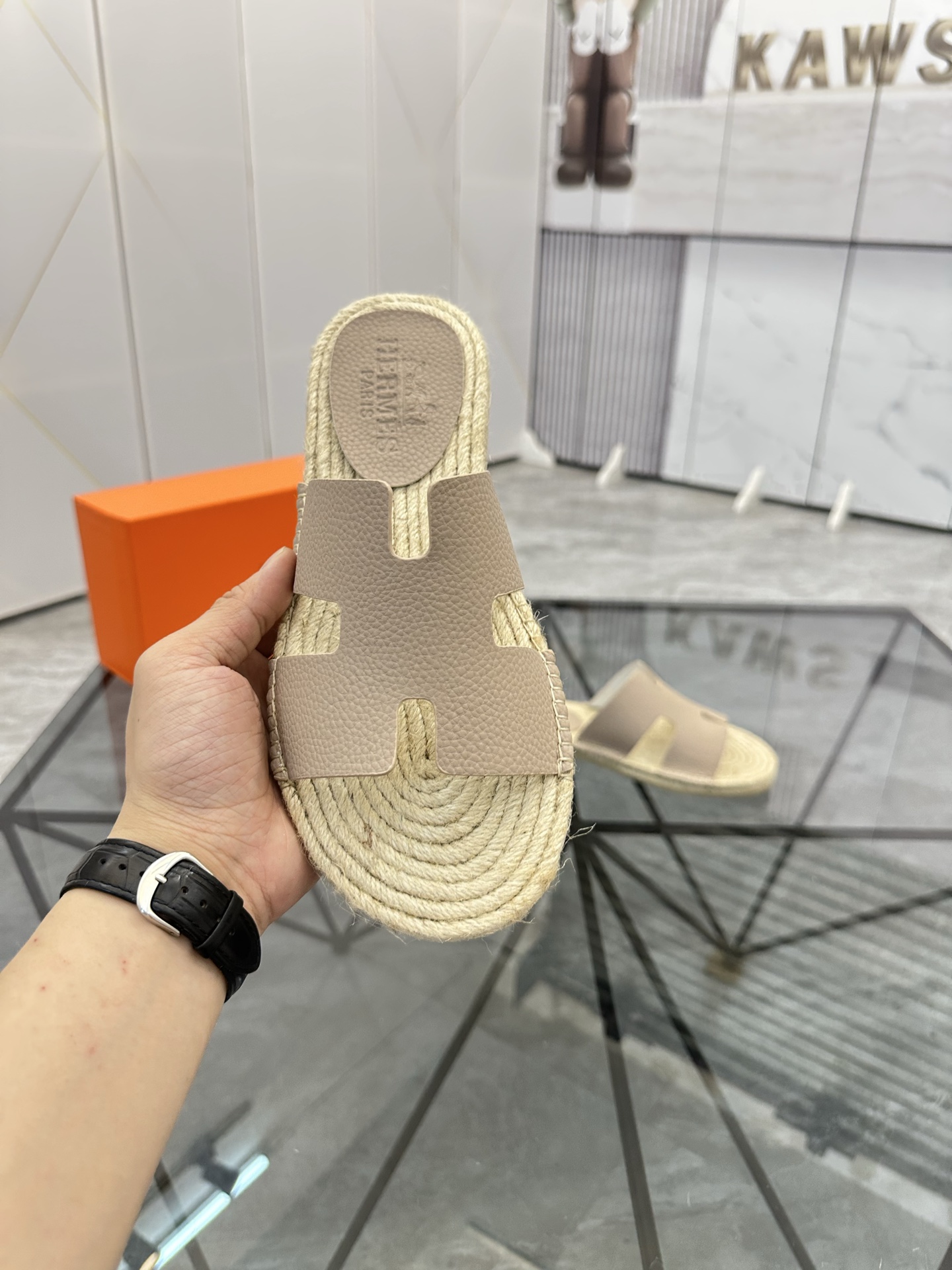 Precio de venta: P130 Marca comercial: Hermes* tamaño de las zapatillas: 38-44(37.45.46.47) Material