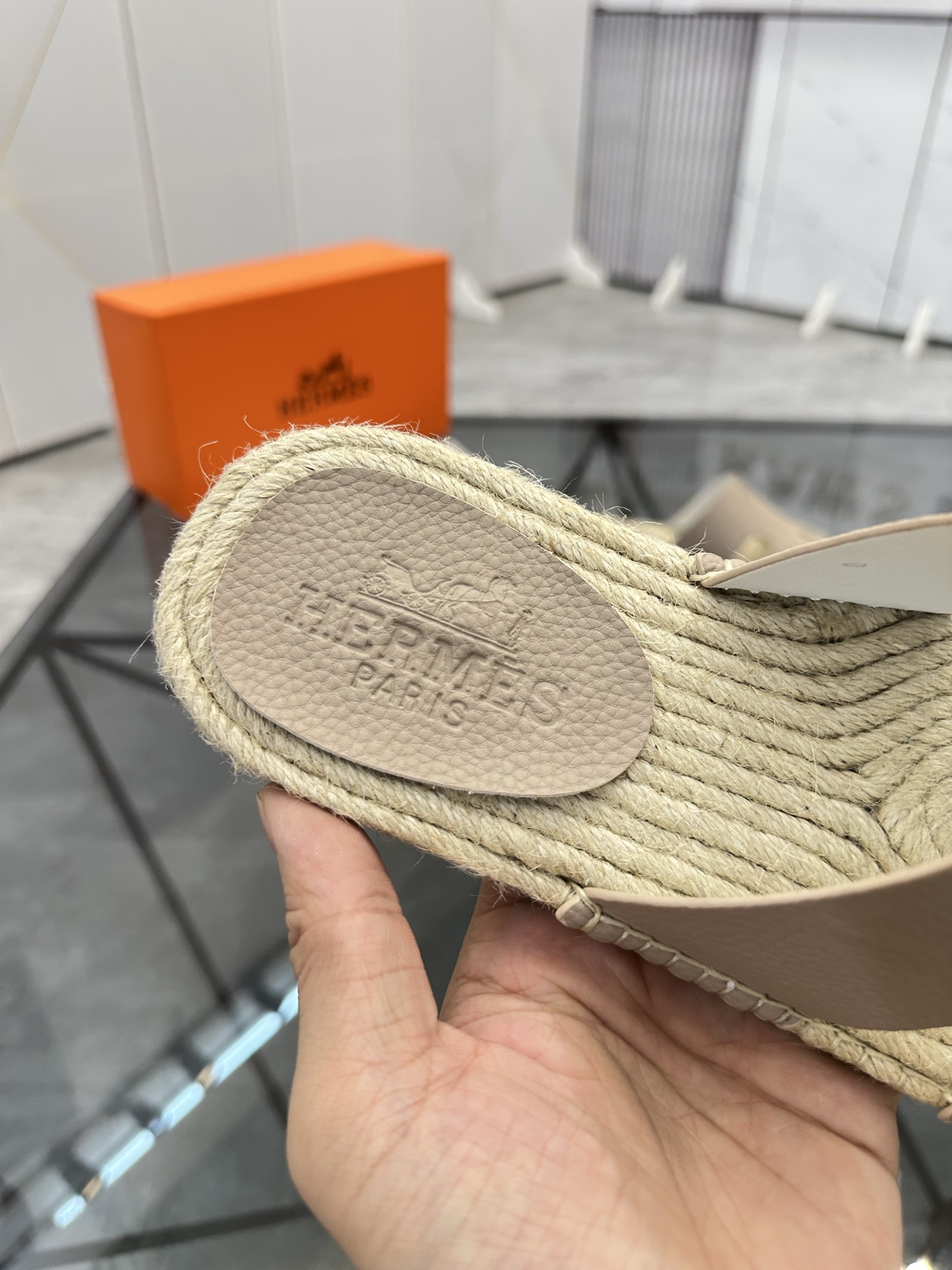 Precio de venta: P130 Marca comercial: Hermes* tamaño de las zapatillas: 38-44(37.45.46.47) Material
