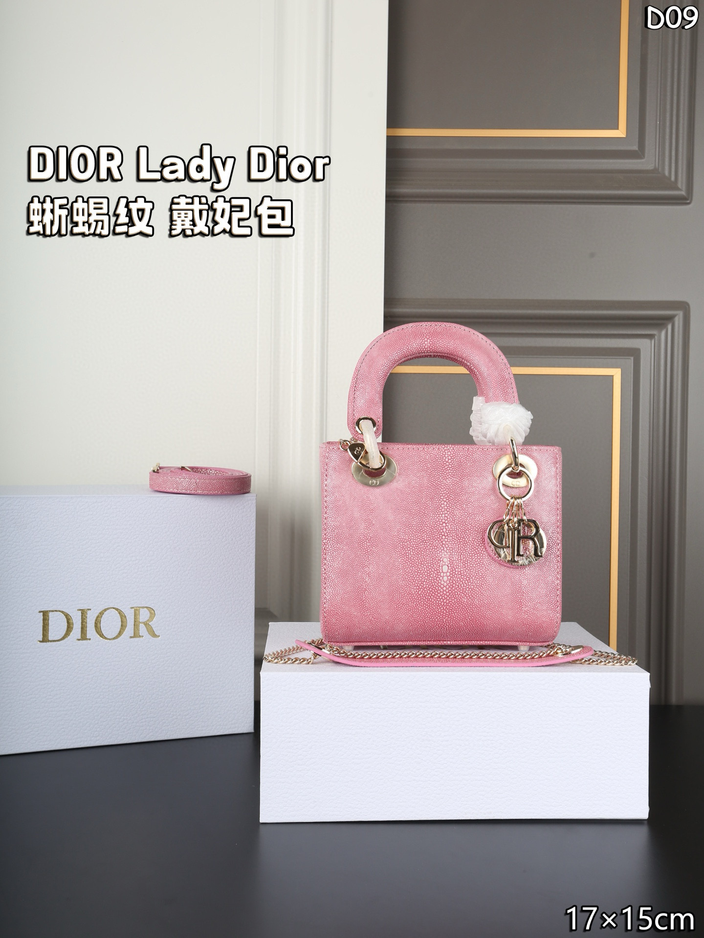 ❤️480包邮/原单代购级别
配折叠盒
DIOR迪奥 Lady Dior 蜥蜴纹 戴妃包单肩斜挎手提包
这款真的好好看，方方正正白白净净，实物就超级有质感！我现在连蜥蜴🦎都觉得可可爱爱了
心心念念的dior蜥蜴纹戴妃
尺寸：17×15