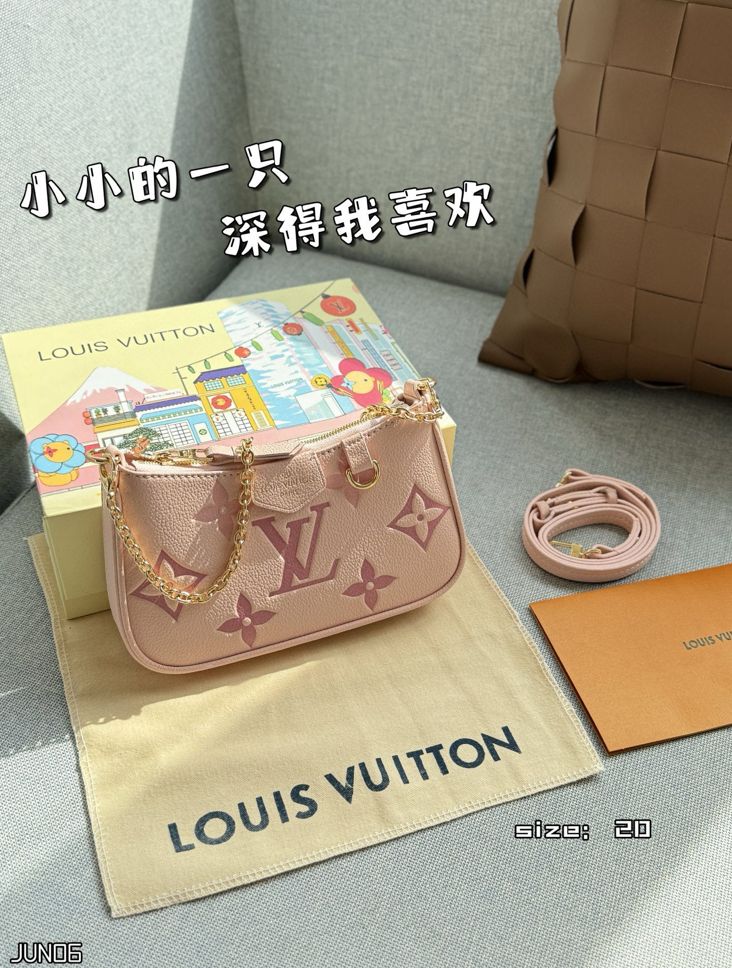 ❤️470包邮/原单代购级别
配折叠盒

size：20×12
路易威登LV pouch 压花 麻将包 链条包 单肩手提包 163变码芯片
超级有质感的大象灰色，实物真的太好看了，闭眼冲！！质感满满，看着心情就好～
小小的一只真的深得我喜欢
💗拥有粉色包包，做最甜的女孩