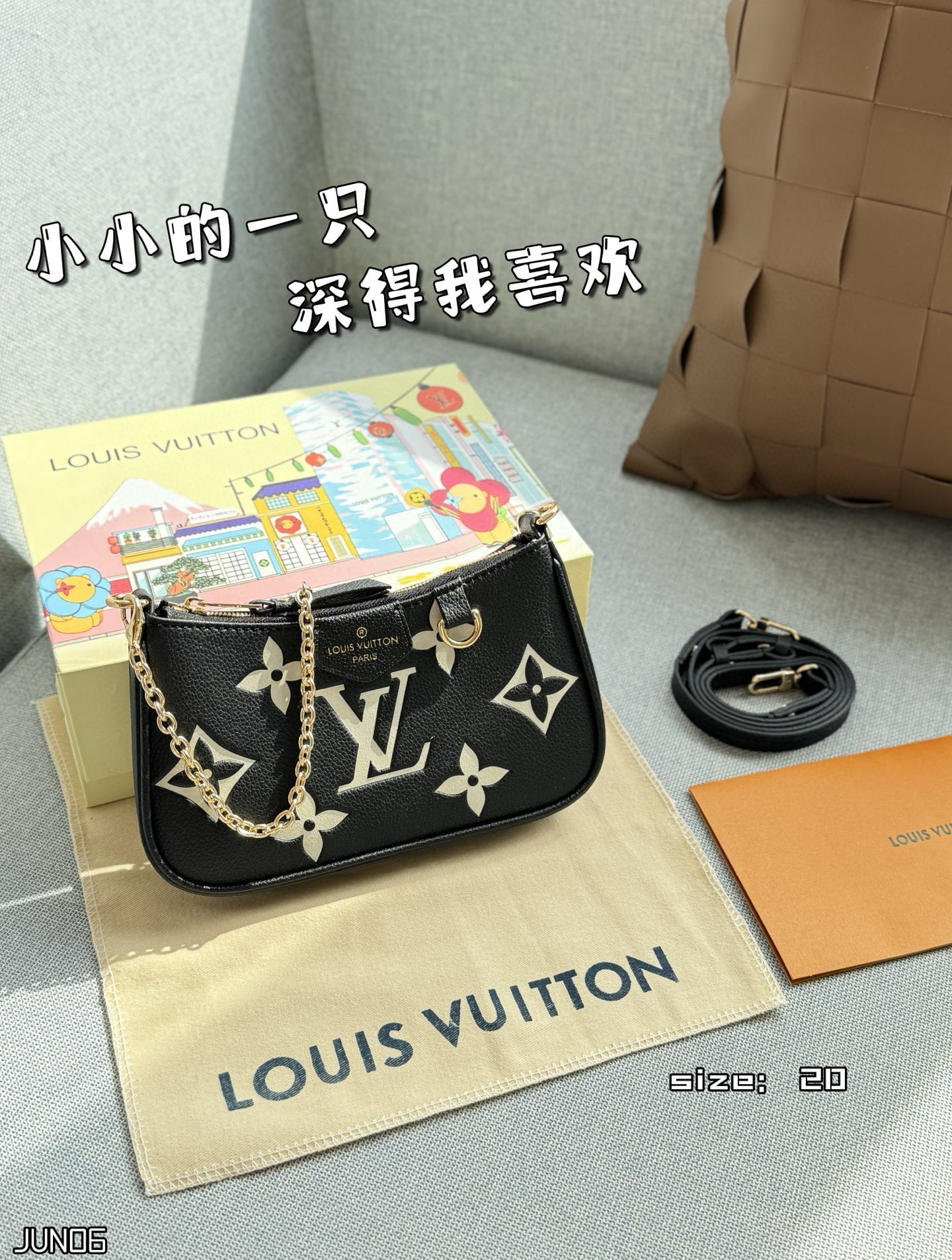 ❤️470包邮/原单代购级别
配折叠盒

size：20×12
路易威登LV pouch 压花 麻将包 链条包 单肩手提包 163变码芯片
超级有质感的大象灰色，实物真的太好看了，闭眼冲！！质感满满，看着心情就好～
小小的一只真的深得我喜欢
💗拥有粉色包包，做最甜的女孩