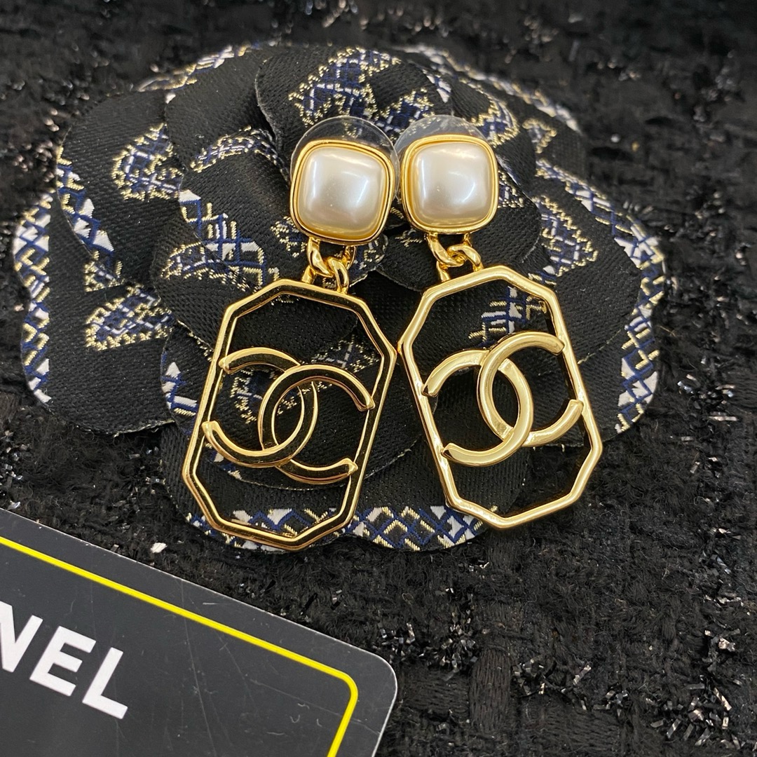 ❤️85包邮/原单代购级别
编码E956   
🛍香奈儿耳钉热销款火爆上新❣
🛍同步专柜‼独家高端品质实拍图‼代购级别‼做工精致细腻👍重工版本😎超级仙女唯美的一款🧐做工超级细心无漏洞🤩媲美zp🌟买到就是赚到❤