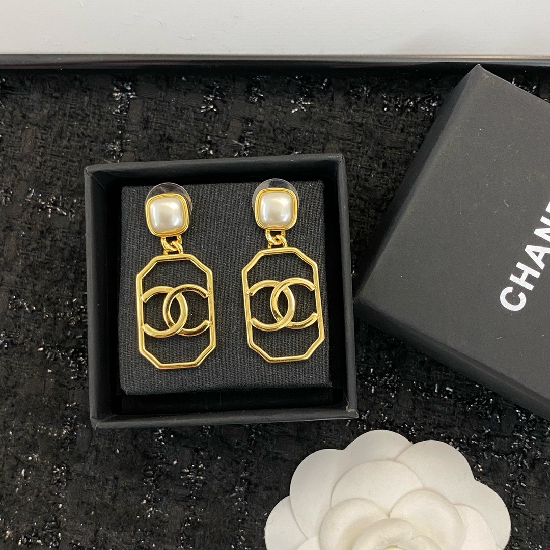 ❤️85包邮/原单代购级别
编码E956   
🛍香奈儿耳钉热销款火爆上新❣
🛍同步专柜‼独家高端品质实拍图‼代购级别‼做工精致细腻👍重工版本😎超级仙女唯美的一款🧐做工超级细心无漏洞🤩媲美zp🌟买到就是赚到❤