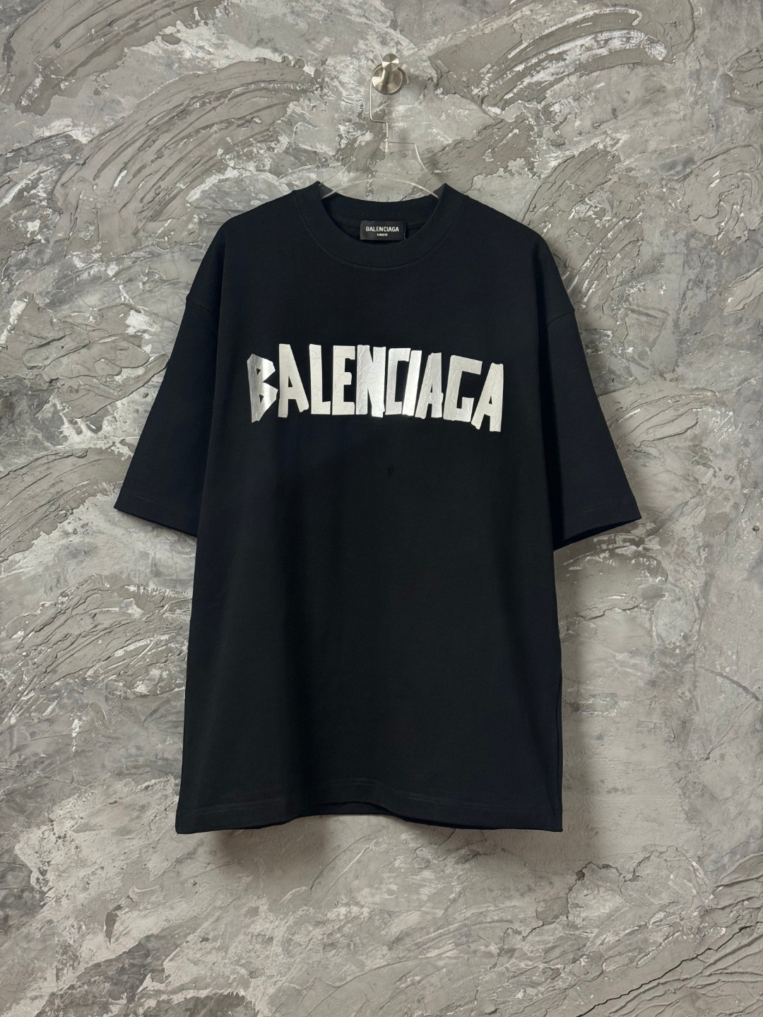 P95 重磅380g面料 BALENCI*GA 26ss春夏新款.做工精细完美.面料柔软舒适且不变形.Oversize宽松版型.男女同款.欢迎对比. -Color：黑色 枣红色 -SIZE：S M L XL 款号7001#