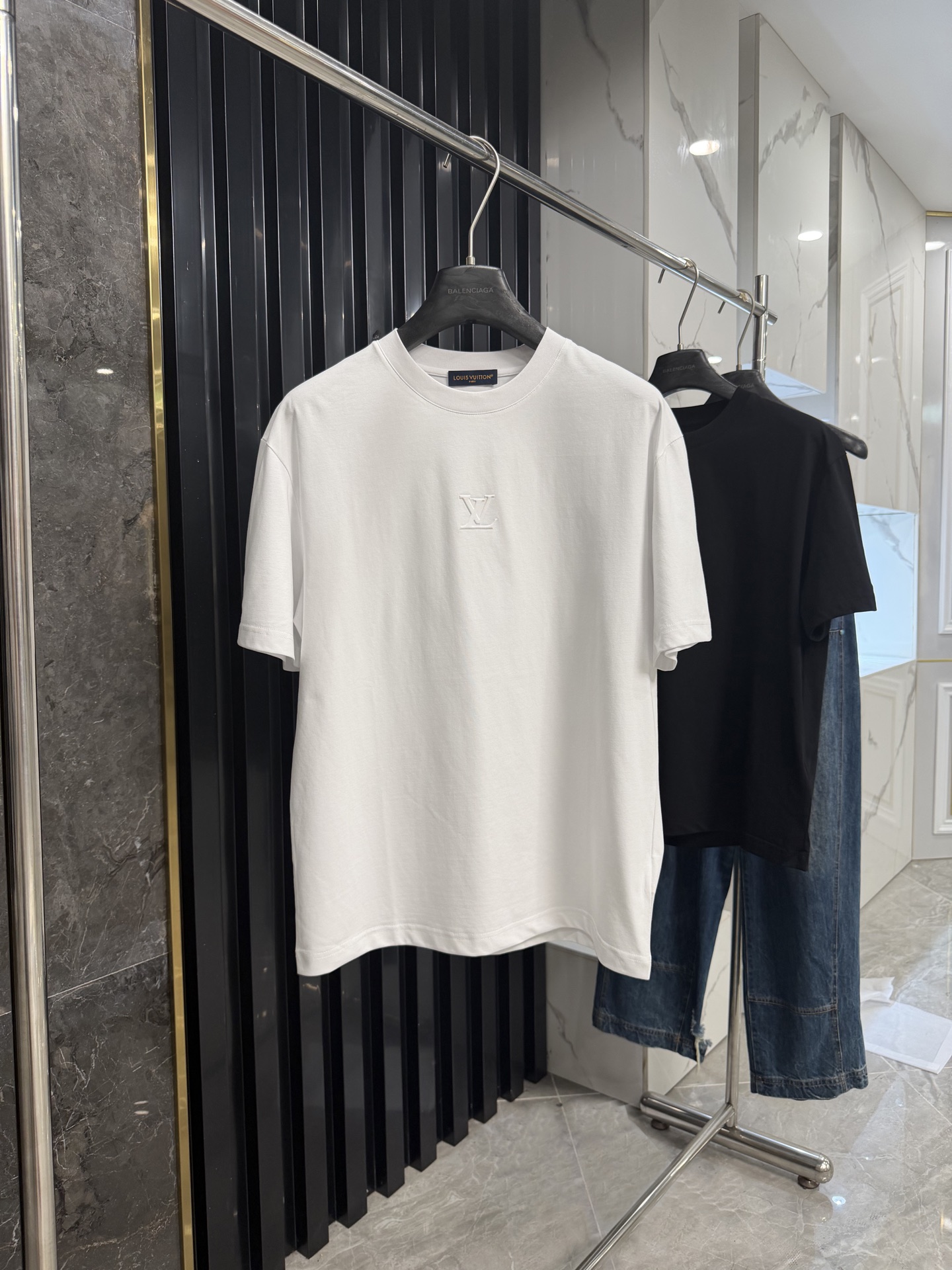 P85 Louis Vuitto* 2026春夏新款.做工精细完美.面料独家定制定染240g单纱 柔软舒适且不变形.Oversize宽松版型.男女同款.欢迎对比. -Color：黑色 白色 -SIZE：S M L XL 款号7172
