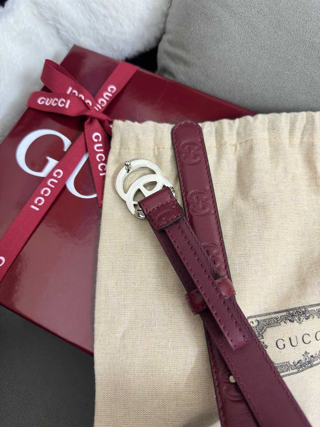  Gucci  安可拉红GG压花  宽度 2.0cm  平面GG扣