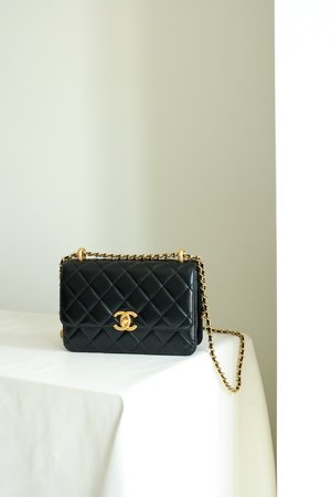 Chanel Classic Flap Bag Crossbody & Shoulder Bags Vintage Gold Spring Collection Chains