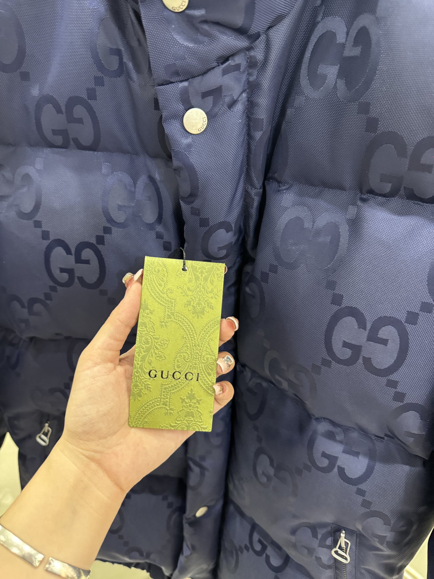 Gucci2024新品首发双色连帽羽绒服90白鸭绒御寒保暖时尚大方采用顶级的嵌花技术久穿依然大方美观码数