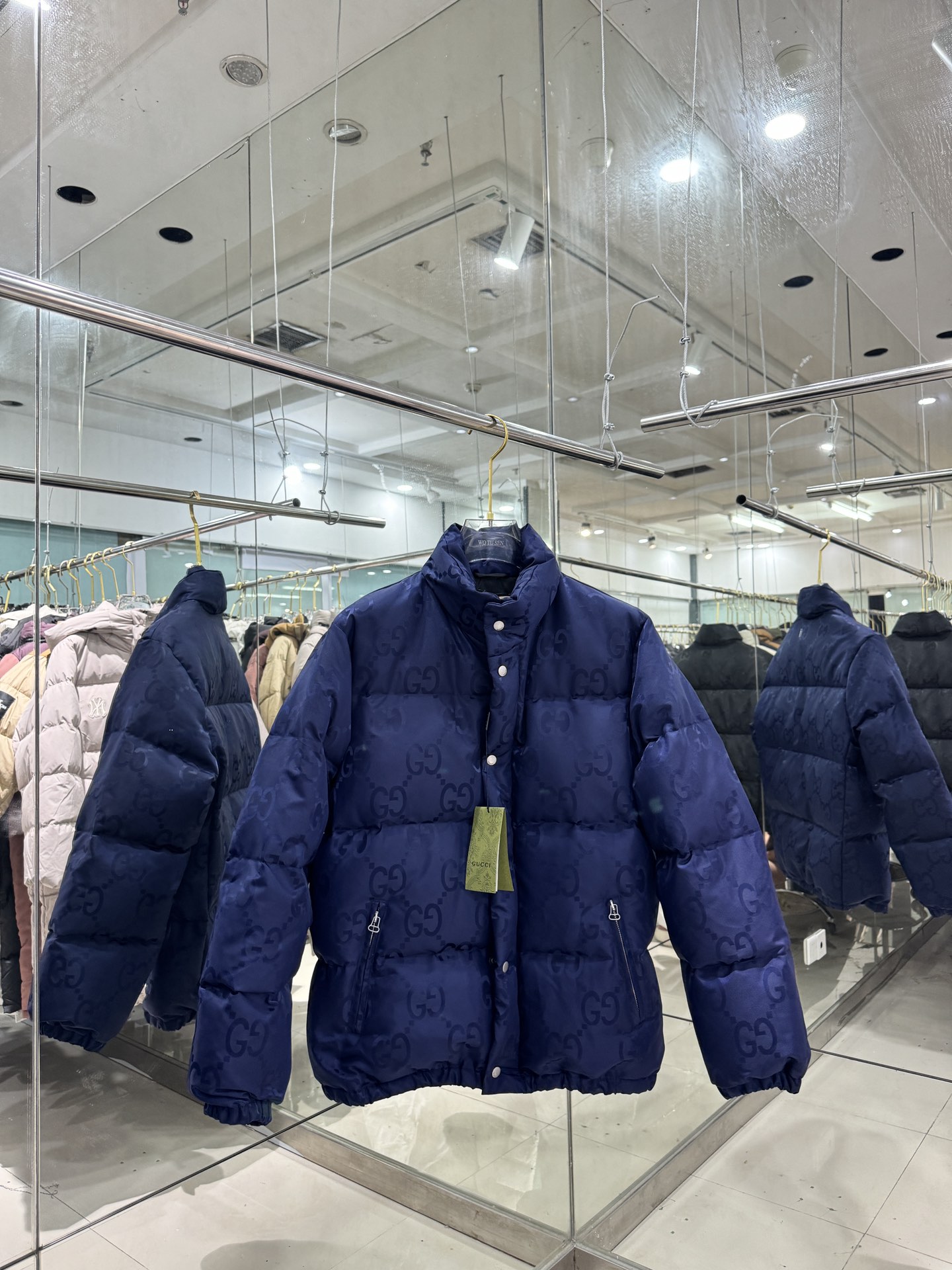 Gucci2024新品首发双色连帽羽绒服90白鸭绒御寒保暖时尚大方采用顶级的嵌花技术久穿依然大方美观码数