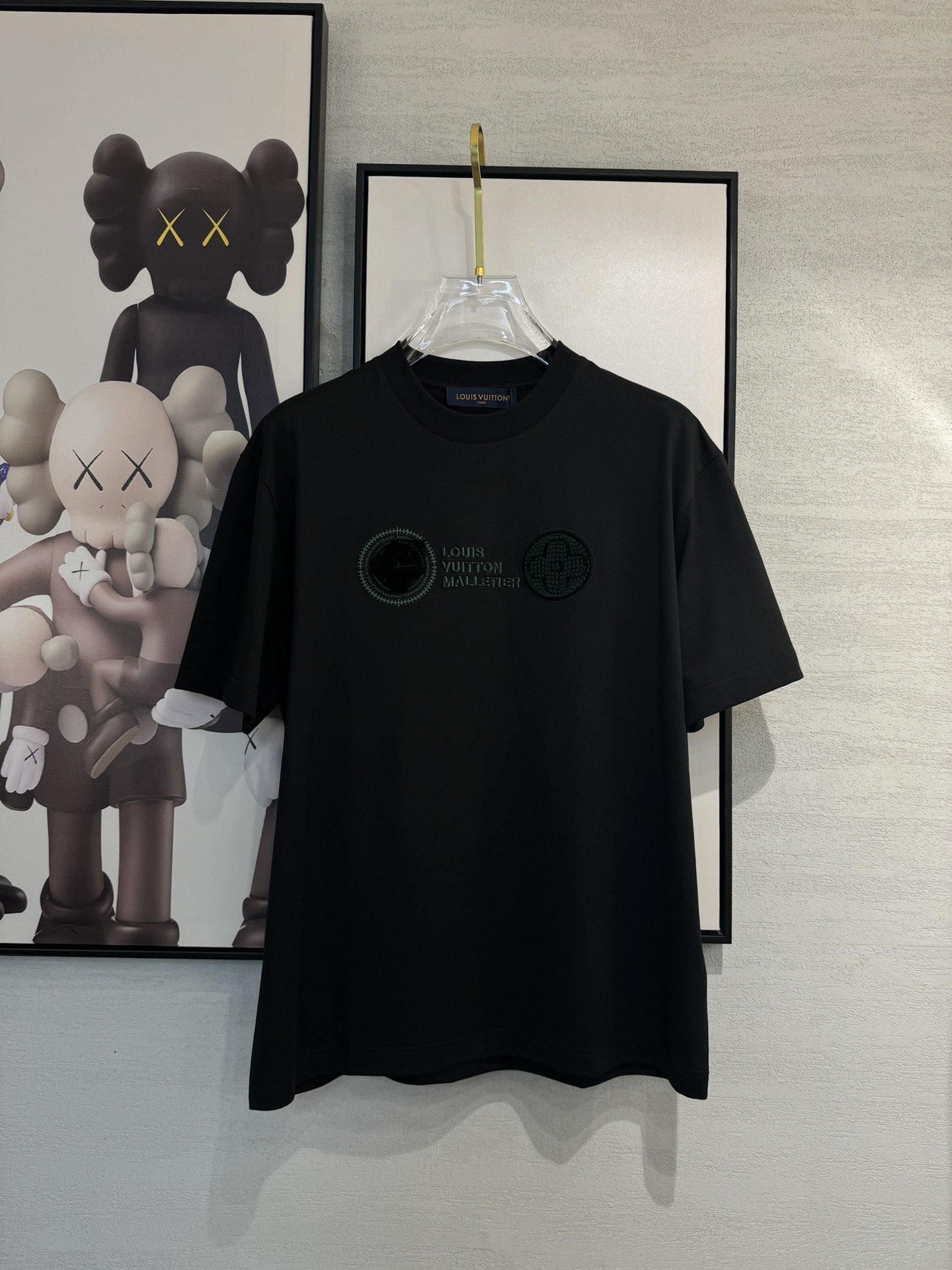 NO:115912,LV 2025 spring and summer new style first-time counter latest short-sleeved round-neck T-shirt, high-end customization, avant-garde and fashionable design!  Brand logo heavy craft design, high-end customized mercerated cloud cotton fabric, soft feel, comfortable to wear, exquisite counter-level car line, fine workmanship, invincible and handsome upper body effect!  A must-have item for handsome men!  Color black white Number M-3XL, louis vuitton, T-shirt,tees, t-shirt,alexander wang19860909LV 2025春夏新款首发专柜最新款短袖圆领T恤 高端订制 设计前卫时尚！品牌logo重工艺设计 高端定制丝光云朵棉面料.手感柔软.穿着舒适.专柜级别精致车线.做工精细.上身效果无敌帅气！型男必备单品！ 颜色黑色 白色 码数M-3XL,,louis vuitton,T-shirt,tees，t-shirt,alexander wang,Men's clothing