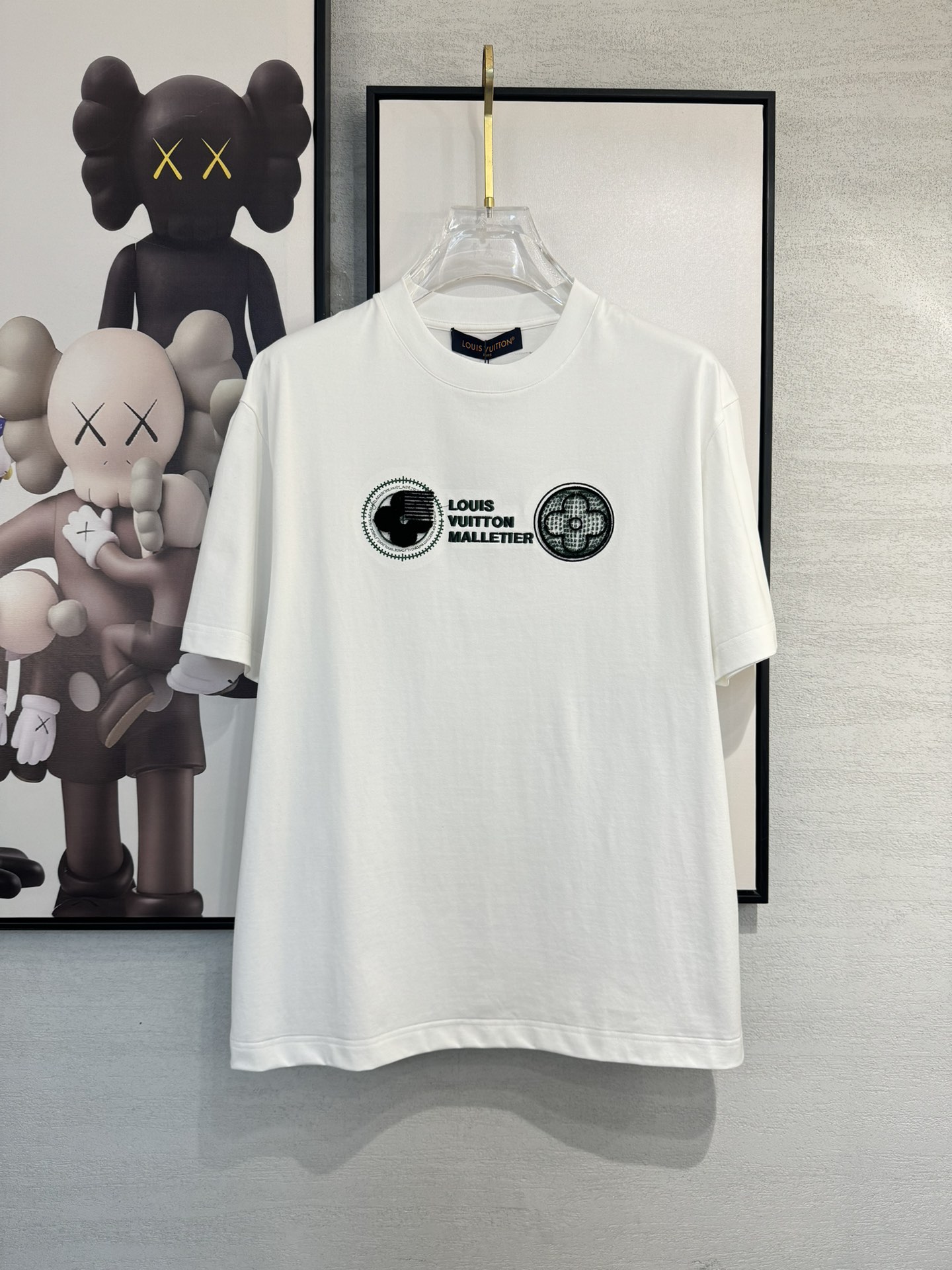 NO:115914,Lv 2025 spring and summer new style first-time counter latest short-sleeved round-neck T-shirt, high-end customization, avant-garde and fashionable design!  Brand logo heavy craft design, high-end customized mercerated cloud cotton fabric, soft feel, comfortable to wear, exquisite counter-level car line, fine workmanship, invincible and handsome upper body effect!  A must-have item for handsome men!  Color black white Number M-3XL, louis vuitton, T-shirt,tees, t-shirt,alexander wang19860909Lv 2025春夏新款首发专柜最新款短袖圆领T恤 高端订制 设计前卫时尚！品牌logo重工艺设计 高端定制丝光云朵棉面料.手感柔软.穿着舒适.专柜级别精致车线.做工精细.上身效果无敌帅气！型男必备单品！ 颜色黑色 白色 码数M-3XL,,louis vuitton,T-shirt,tees，t-shirt,alexander wang,Men's clothing