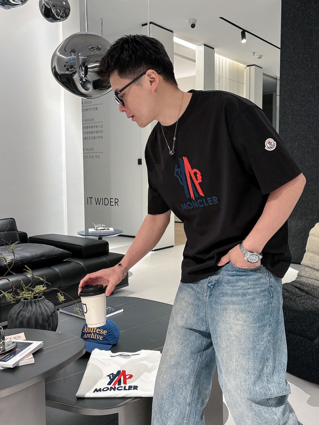 NO:162134,The new spring and summer 2025 new spring and summer first-time counter latest short-sleeved round-neck T-shirt, high-end customization, avant-garde and fashionable design!  Brand logo heavy craft design, high-end customized mercerated cloud cotton fabric, soft feel, comfortable to wear, exquisite counter-level car line, fine workmanship, invincible and handsome upper body effect!  A must-have item for handsome men!  Color black white Number M-3XL, Moncler, T-shirt,tees, t-shirt,alexander wang19860909蒙口 2025春夏新款首发专柜最新款短袖圆领T恤 高端订制 设计前卫时尚！品牌logo重工艺设计 高端定制丝光云朵棉面料.手感柔软.穿着舒适.专柜级别精致车线.做工精细.上身效果无敌帅气！型男必备单品！ 颜色黑色 白色 码数M-3XL,,Moncler,T-shirt,tees，t-shirt,alexander wang,Men's clothing