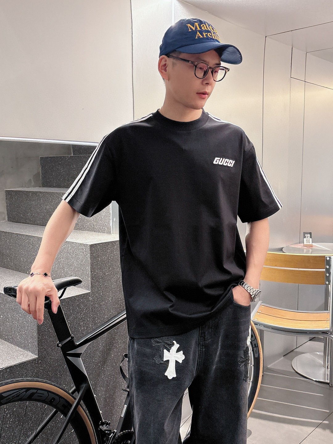 NO:121798,Gucci's new spring and summer new style first-time counter latest short-sleeved round-neck T-shirt, high-end customization, avant-garde and fashionable design!  Brand logo heavy craft design, high-end customized mercerated cloud cotton fabric, soft feel, comfortable to wear, exquisite counter-level car line, fine workmanship, invincible and handsome upper body effect!  A must-have item for handsome men!  Color black white Number M-3XL, gucci, T-shirt,tees, t-shirt,alexander wang19860909古驰 2025春夏新款首发专柜最新款短袖圆领T恤 高端订制 设计前卫时尚！品牌logo重工艺设计 高端定制丝光云朵棉面料.手感柔软.穿着舒适.专柜级别精致车线.做工精细.上身效果无敌帅气！型男必备单品！ 颜色黑色 白色 码数M-3XL,,gucci,T-shirt,tees，t-shirt,alexander wang,Men's clothing