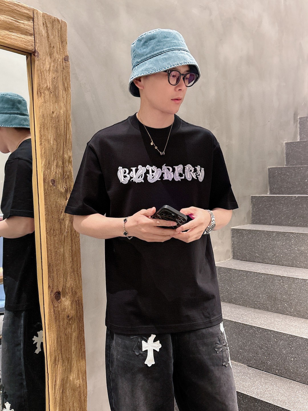 NO:121802,Burberry's new spring and summer new model in the first counter, the latest short-sleeved round-neck T-shirt, high-end customization, avant-garde and fashionable design!  Brand logo heavy craft design, high-end customized mercerated cloud cotton fabric, soft feel, comfortable to wear, exquisite counter-level car line, fine workmanship, invincible and handsome upper body effect!  A must-have item for handsome men!  Color black white Number M-3XL, burberry, T-shirt,tees, t-shirt,alexander wang19860909巴宝莉2025春夏新款首发专柜最新款短袖圆领T恤 高端订制 设计前卫时尚！品牌logo重工艺设计 高端定制丝光云朵棉面料.手感柔软.穿着舒适.专柜级别精致车线.做工精细.上身效果无敌帅气！型男必备单品！ 颜色黑色 白色 码数M-3XL,,burberry,T-shirt,tees，t-shirt,alexander wang,Men's clothing