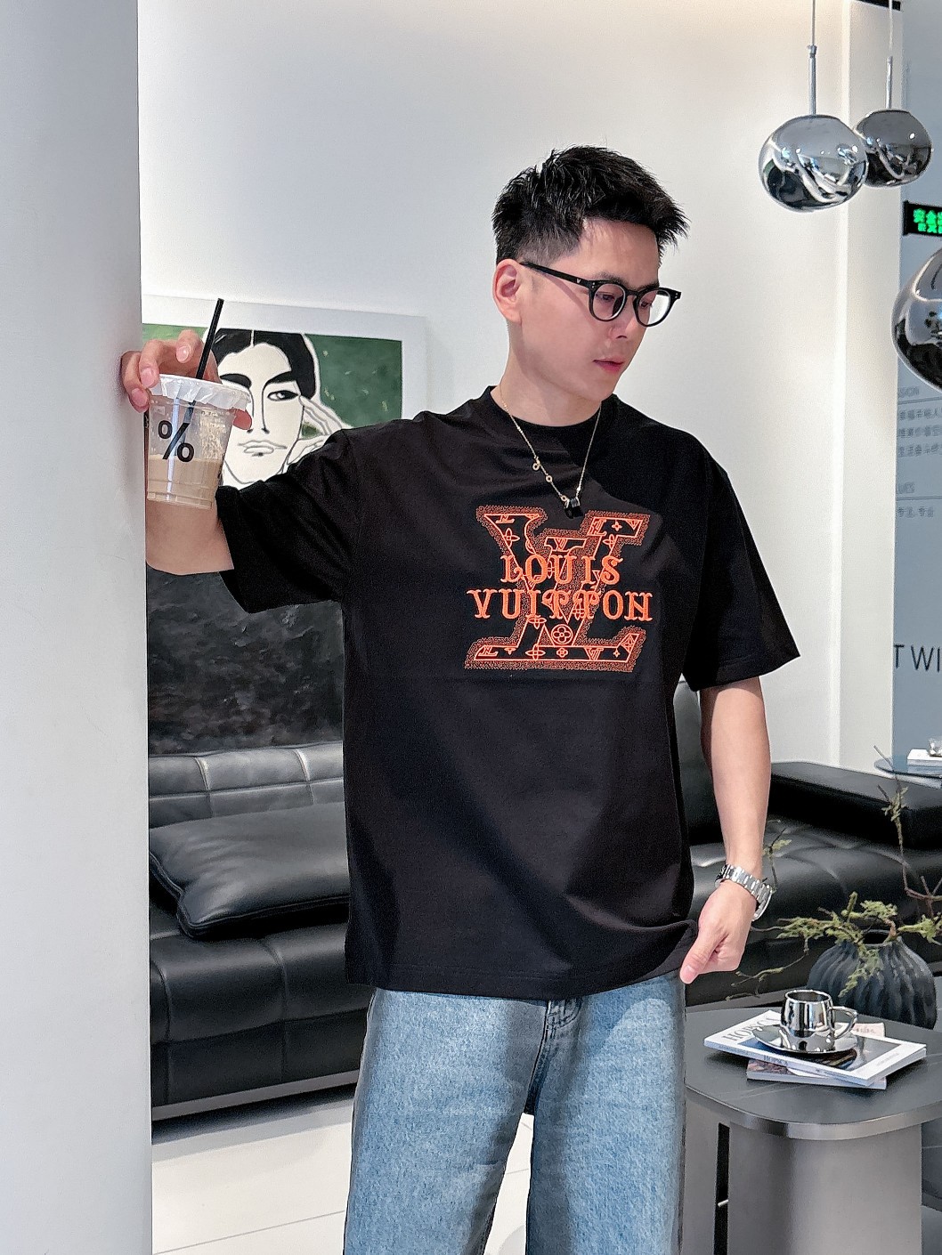 NO:121804,LV 2025 spring and summer new style first-time counter latest short-sleeved round-neck T-shirt, high-end customization, avant-garde and fashionable design!  Brand logo heavy craft design, high-end customized mercerated cloud cotton fabric, soft feel, comfortable to wear, exquisite counter-level car line, fine workmanship, invincible and handsome upper body effect!  A must-have item for handsome men!  Color black white Number M-3XL, louis vuitton, T-shirt,tees, t-shirt,alexander wang19860909LV 2025春夏新款首发专柜最新款短袖圆领T恤 高端订制 设计前卫时尚！品牌logo重工艺设计 高端定制丝光云朵棉面料.手感柔软.穿着舒适.专柜级别精致车线.做工精细.上身效果无敌帅气！型男必备单品！ 颜色黑色 白色 码数M-3XL,,louis vuitton,T-shirt,tees，t-shirt,alexander wang,Men's clothing