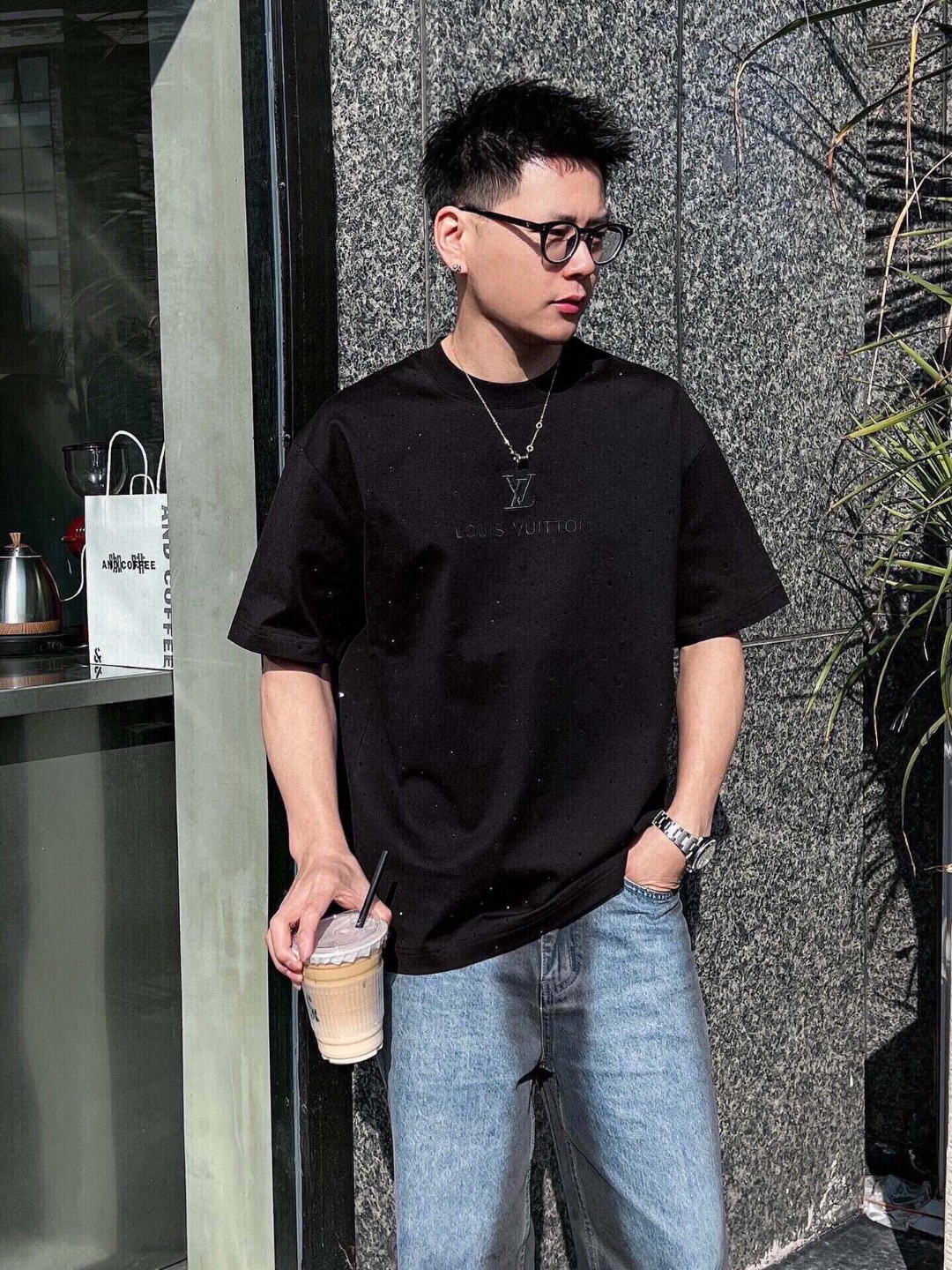 NO:127354,LV 2025 spring and summer new style first-time counter latest short-sleeved round-neck T-shirt, high-end customization, avant-garde and fashionable design!  Brand logo heavy craft design, high-end customized mercerated cloud cotton fabric, soft feel, comfortable to wear, exquisite counter-level car line, fine workmanship, invincible and handsome upper body effect!  A must-have item for handsome men!  Color black white Number M-3XL, louis vuitton, T-shirt,tees, t-shirt,alexander wang19860909LV 2025春夏新款首发专柜最新款短袖圆领T恤 高端订制 设计前卫时尚！品牌logo重工艺设计 高端定制丝光云朵棉面料.手感柔软.穿着舒适.专柜级别精致车线.做工精细.上身效果无敌帅气！型男必备单品！ 颜色黑色 白色 码数M-3XL,,louis vuitton,T-shirt,tees，t-shirt,alexander wang,Men's clothing