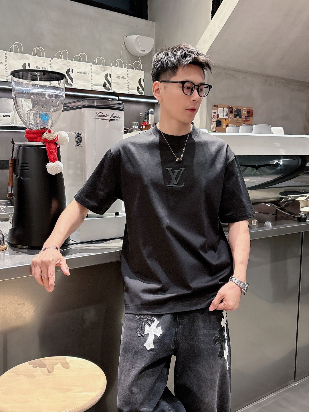 NO:122307,LV 2025 spring and summer new style first-time counter latest short-sleeved round-neck T-shirt, high-end customization, avant-garde and fashionable design!  Brand logo heavy craft design, high-end customized mercerated cloud cotton fabric, soft feel, comfortable to wear, exquisite counter-level car line, fine workmanship, invincible and handsome upper body effect!  A must-have item for handsome men!  Color black white Number M-3XL, louis vuitton, T-shirt,tees, t-shirt,alexander wang19860909LV 2025春夏新款首发专柜最新款短袖圆领T恤 高端订制 设计前卫时尚！品牌logo重工艺设计 高端定制丝光云朵棉面料.手感柔软.穿着舒适.专柜级别精致车线.做工精细.上身效果无敌帅气！型男必备单品！ 颜色黑色 白色 码数M-3XL,,louis vuitton,T-shirt,tees，t-shirt,alexander wang,Men's clothing