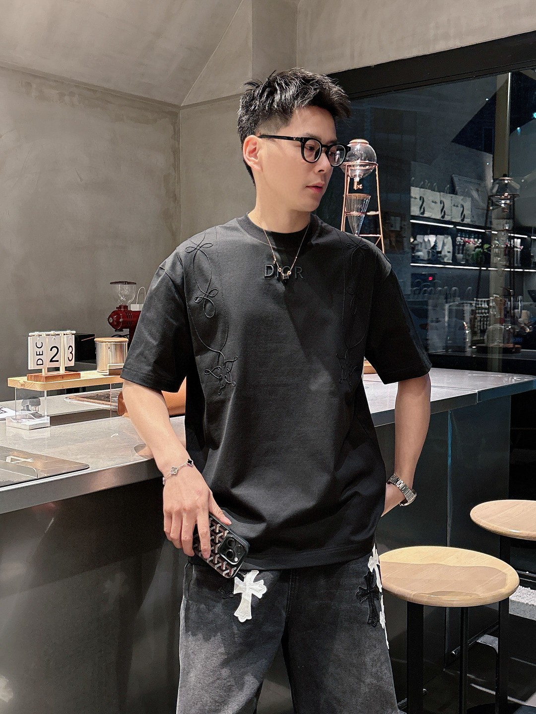 NO:122309,Dior's new spring and summer new style first-time counter has the latest short-sleeved round-neck T-shirt with high-end customization and avant-garde and fashionable design!  Brand logo heavy craft design, high-end customized mercerated cloud cotton fabric, soft feel, comfortable to wear, exquisite counter-level car line, fine workmanship, invincible and handsome upper body effect!  A must-have item for handsome men!  Color black white Number M-3XL,,dior,T-shirt,tees,t-shirt,alexander wang19860909迪奥 2025春夏新款首发专柜最新款短袖圆领T恤 高端订制 设计前卫时尚！品牌logo重工艺设计 高端定制丝光云朵棉面料.手感柔软.穿着舒适.专柜级别精致车线.做工精细.上身效果无敌帅气！型男必备单品！ 颜色黑色 白色 码数M-3XL,,dior,T-shirt,tees，t-shirt,alexander wang,Men's clothing