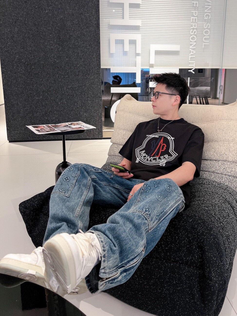 NO:122311,The new spring and summer 2025 new spring and summer first-time counter latest short-sleeved round-neck T-shirt, high-end customization, avant-garde and fashionable design!  Brand logo heavy craft design, high-end customized mercerated cloud cotton fabric, soft feel, comfortable to wear, exquisite counter-level car line, fine workmanship, invincible and handsome upper body effect!  A must-have item for handsome men!  Color black white Number M-3XL, Moncler, T-shirt,tees, t-shirt,alexander wang19860909蒙口 2025春夏新款首发专柜最新款短袖圆领T恤 高端订制 设计前卫时尚！品牌logo重工艺设计 高端定制丝光云朵棉面料.手感柔软.穿着舒适.专柜级别精致车线.做工精细.上身效果无敌帅气！型男必备单品！ 颜色黑色 白色 码数M-3XL,,Moncler,T-shirt,tees，t-shirt,alexander wang,Men's clothing