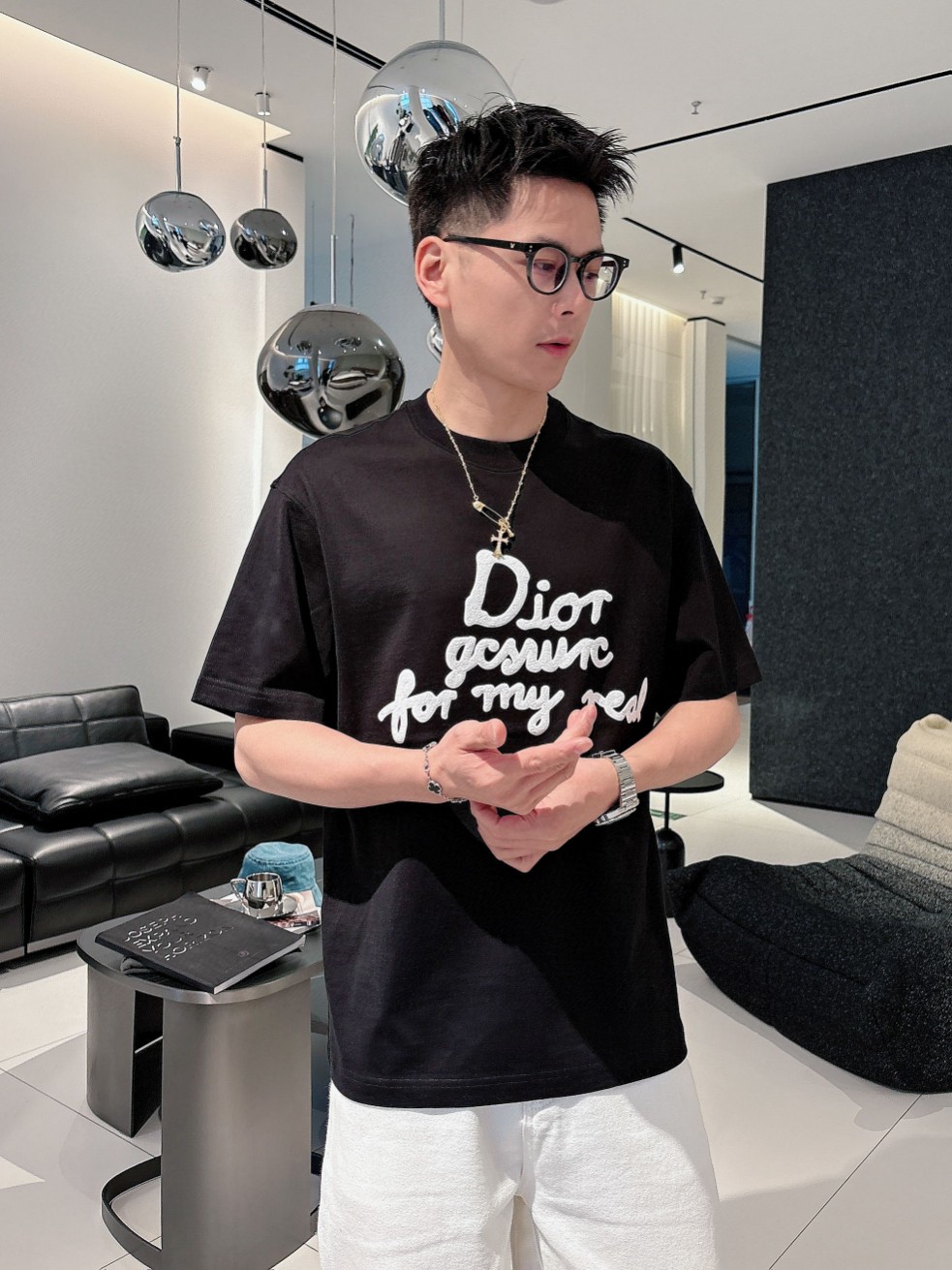 NO:122315,Dior's new spring and summer new model in the first counter of the 2025 spring and summer new style, the latest short-sleeved round-neck T-shirt, high-end customization, avant-garde and fashionable design!  Brand logo heavy craft design, high-end customized mercerated cloud cotton fabric, soft feel, comfortable to wear, exquisite counter-level car line, fine workmanship, invincible and handsome upper body effect!  A must-have item for handsome men!  Color black white Number M-3XL,,dior,T-shirt,tees,t-shirt,alexander wang19860909迪奥2025春夏新款首发专柜最新款短袖圆领T恤 高端订制 设计前卫时尚！品牌logo重工艺设计 高端定制丝光云朵棉面料.手感柔软.穿着舒适.专柜级别精致车线.做工精细.上身效果无敌帅气！型男必备单品！ 颜色黑色 白色 码数M-3XL,,dior,T-shirt,tees，t-shirt,alexander wang,Men's clothing