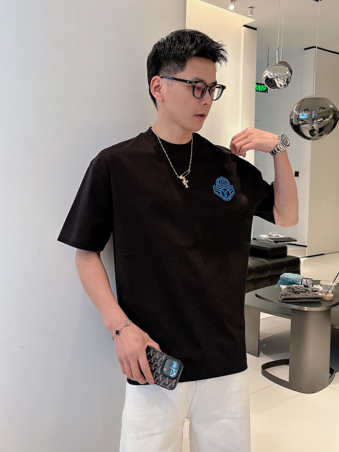 NO:122317,LV 2025 spring and summer new style first-time counter latest short-sleeved round-neck T-shirt, high-end customization, avant-garde and fashionable design!  Brand logo heavy craft design, high-end customized mercerated cloud cotton fabric, soft feel, comfortable to wear, exquisite counter-level car line, fine workmanship, invincible and handsome upper body effect!  A must-have item for handsome men!  Color black white Number M-3XL, louis vuitton, T-shirt,tees, t-shirt,alexander wang19860909LV 2025春夏新款首发专柜最新款短袖圆领T恤 高端订制 设计前卫时尚！品牌logo重工艺设计 高端定制丝光云朵棉面料.手感柔软.穿着舒适.专柜级别精致车线.做工精细.上身效果无敌帅气！型男必备单品！ 颜色黑色 白色 码数M-3XL,,louis vuitton,T-shirt,tees，t-shirt,alexander wang,Men's clothing