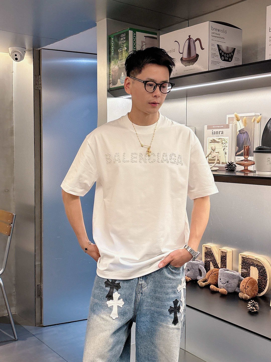 NO:122320,Balenciaga 2025 spring and summer new first-time counter latest short-sleeved round-neck T-shirt, high-end customization, avant-garde and fashionable design!  Brand logo heavy craft design, high-end customized mercerated cloud cotton fabric, soft feel, comfortable to wear, exquisite counter-level car line, fine workmanship, invincible and handsome upper body effect!  A must-have item for handsome men!  Color black white Number M-3XL, balenciaga, T-shirt,tees, t-shirt,alexander wang19860909巴黎世家 2025春夏新款首发专柜最新款短袖圆领T恤 高端订制 设计前卫时尚！品牌logo重工艺设计 高端定制丝光云朵棉面料.手感柔软.穿着舒适.专柜级别精致车线.做工精细.上身效果无敌帅气！型男必备单品！ 颜色黑色 白色 码数M-3XL,,balenciaga,T-shirt,tees，t-shirt,alexander wang,Men's clothing