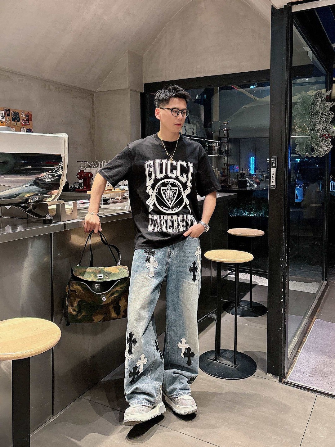 NO:122323,Gucci's new spring and summer new style first-time counter latest short-sleeved round-neck T-shirt, high-end customization, avant-garde and fashionable design!  Brand logo heavy craft design, high-end customized mercerated cloud cotton fabric, soft feel, comfortable to wear, exquisite counter-level car line, fine workmanship, invincible and handsome upper body effect!  A must-have item for handsome men!  Color black white Number M-3XL, gucci, T-shirt,tees, t-shirt,alexander wang19860909古驰 2025春夏新款首发专柜最新款短袖圆领T恤 高端订制 设计前卫时尚！品牌logo重工艺设计 高端定制丝光云朵棉面料.手感柔软.穿着舒适.专柜级别精致车线.做工精细.上身效果无敌帅气！型男必备单品！ 颜色黑色 白色 码数M-3XL,,gucci,T-shirt,tees，t-shirt,alexander wang,Men's clothing