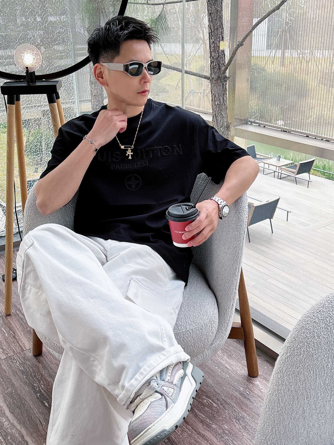 NO:122328,LV 2025 spring and summer new style first-time counter latest short-sleeved round-neck T-shirt, high-end customization, avant-garde and fashionable design!  Brand logo heavy craft design, high-end customized mercerated cloud cotton fabric, soft feel, comfortable to wear, exquisite counter-level car line, fine workmanship, invincible and handsome upper body effect!  A must-have item for handsome men!  Color black white Number M-3XL, louis vuitton, T-shirt,tees, t-shirt,alexander wang19860909LV 2025春夏新款首发专柜最新款短袖圆领T恤 高端订制 设计前卫时尚！品牌logo重工艺设计 高端定制丝光云朵棉面料.手感柔软.穿着舒适.专柜级别精致车线.做工精细.上身效果无敌帅气！型男必备单品！ 颜色黑色 白色 码数M-3XL,,louis vuitton,T-shirt,tees，t-shirt,alexander wang,Men's clothing