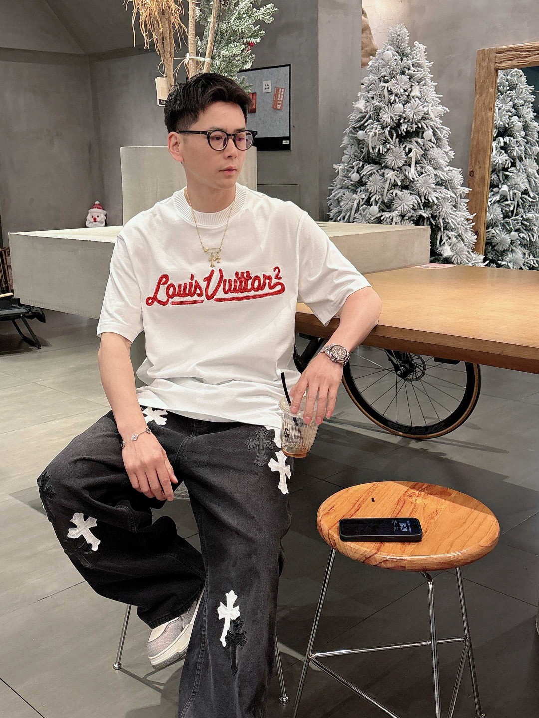 NO:122337,LV 2025 spring and summer new style first-time counter latest short-sleeved round-neck T-shirt, high-end customization, avant-garde and fashionable design!  Brand logo heavy craft design, high-end customized mercerated cloud cotton fabric, soft feel, comfortable to wear, exquisite counter-level car line, fine workmanship, invincible and handsome upper body effect!  A must-have item for handsome men!  Color black white Number M-3XL, louis vuitton, T-shirt,tees, t-shirt,alexander wang19860909LV 2025春夏新款首发专柜最新款短袖圆领T恤 高端订制 设计前卫时尚！品牌logo重工艺设计 高端定制丝光云朵棉面料.手感柔软.穿着舒适.专柜级别精致车线.做工精细.上身效果无敌帅气！型男必备单品！ 颜色黑色 白色 码数M-3XL,,louis vuitton,T-shirt,tees，t-shirt,alexander wang,Men's clothing