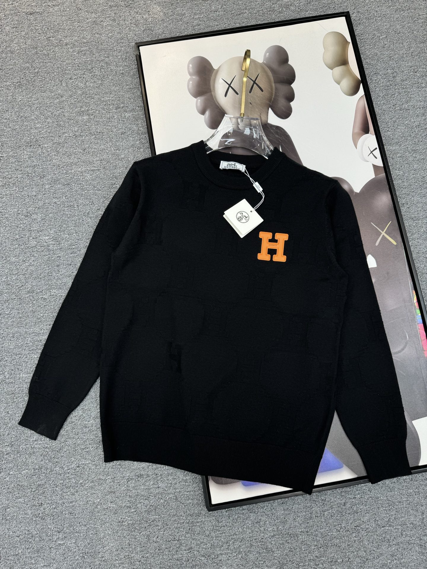 NO:572451,The latest round-neck sweaters for fall and winter on the Hermès official website for 2025 are now on sale at the counters!  Specially made of wool blended fabric. It feels comfortable. It can be directly in contact with the skin. The logo badge is exquisite and extremely eye-catching!  The details highlight the fashionable charm of big brands. Exquisite workmanship. Three-dimensional cutting style. The wearing effect is invincible and handsome!  All three standards are complete!  Size M-3XL,,hermes,sweaters,alexander wang19860909爱马仕 2025官网秋冬季最新款圆领毛衣,专柜同步在售爆款！特供羊毛混纺面料.手感舒适.可直接接触皮肤,logo徽章精致标志,极为抢眼！细节凸显大牌时尚魅力.精致做工.立体裁剪风格.穿着效果无敌帅气！三标齐全！码数M-3XL,,hermes,sweaters,alexander wang,Men's clothing