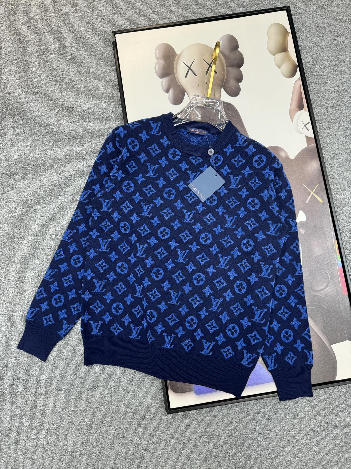 NO:564258,LV official website has the latest round neck sweaters for autumn and winter, and the hottest models are on sale at the same time at the counters!  Specially made of wool blended fabric. It feels comfortable. It can be directly in contact with the skin. The logo badge is exquisite and extremely eye-catching!  The details highlight the fashionable charm of big brands. Exquisite workmanship. Three-dimensional cutting style. The wearing effect is invincible and handsome!  All three standards are complete!  Size M-3XL,,louis vuitton,sweaters,alexander wang19860909LV 官网秋冬季最新款圆领毛衣,专柜同步在售爆款！特供羊毛混纺面料.手感舒适.可直接接触皮肤,logo徽章精致标志,极为抢眼！细节凸显大牌时尚魅力.精致做工.立体裁剪风格.穿着效果无敌帅气！三标齐全！码数M-3XL,,louis vuitton,sweaters,alexander wang,Men's clothing