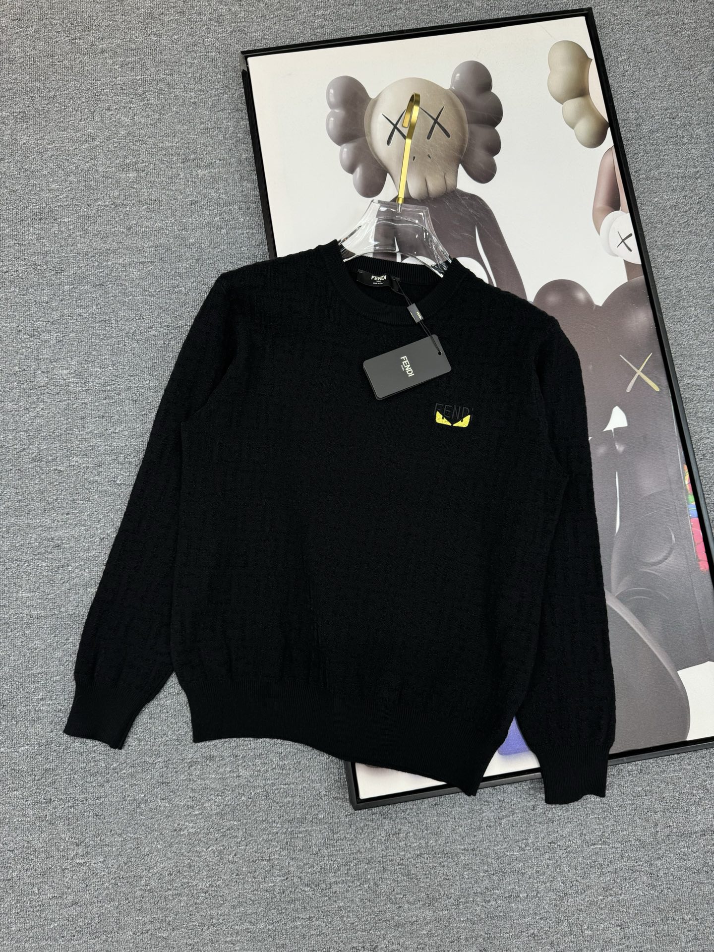 NO:572449,Fendi 2025 official website latest round neck sweater for autumn and winter, popular models are on sale at the same time at the counter!  Specially made of wool blended fabric. It feels comfortable. It can be directly in contact with the skin. The logo badge is exquisite and extremely eye-catching!  The details highlight the fashionable charm of big brands. Exquisite workmanship. Three-dimensional cutting style. The wearing effect is invincible and handsome!  All three standards are complete!  Size M-3XL,,fendi,sweaters,alexander wang19860909芬迪 2025官网秋冬季最新款圆领毛衣,专柜同步在售爆款！特供羊毛混纺面料.手感舒适.可直接接触皮肤,logo徽章精致标志,极为抢眼！细节凸显大牌时尚魅力.精致做工.立体裁剪风格.穿着效果无敌帅气！三标齐全！码数M-3XL,,fendi,sweaters,alexander wang,Men's clothing