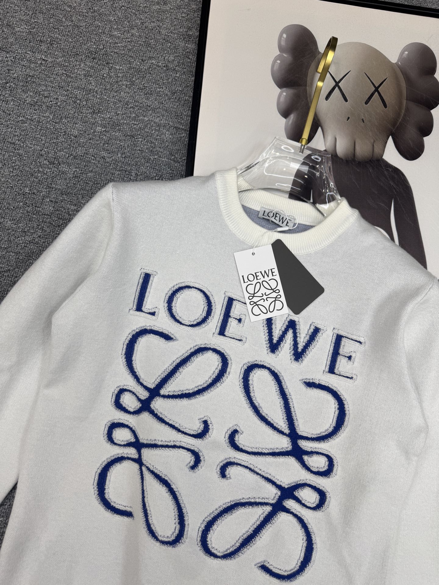 NO:564237,Luo Yiwei’s official website has the latest round-neck sweaters for autumn and winter, and the hottest models are on sale simultaneously at the counters!  Specially made of wool blended fabric. It feels comfortable. It can be directly in contact with the skin. The logo badge is exquisite and extremely eye-catching!  The details highlight the fashionable charm of big brands. Exquisite workmanship. Three-dimensional cutting style. The wearing effect is invincible and handsome!  All three standards are complete!  Size M-3XL,,loewe,sweaters,alexander wang19860909罗意威 官网秋冬季最新款圆领毛衣,专柜同步在售爆款！特供羊毛混纺面料.手感舒适.可直接接触皮肤,logo徽章精致标志,极为抢眼！细节凸显大牌时尚魅力.精致做工.立体裁剪风格.穿着效果无敌帅气！三标齐全！码数M-3XL,,loewe,sweaters,alexander wang,Men's clothing