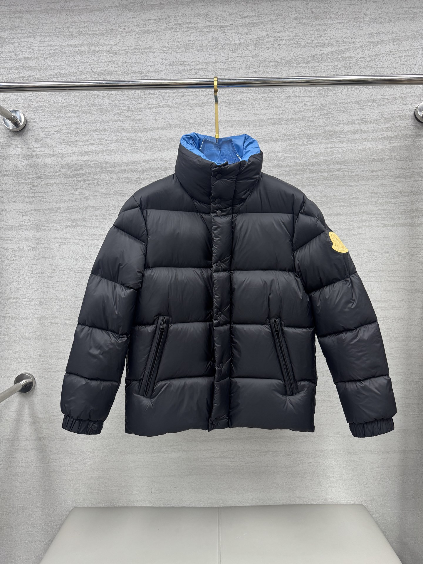 NO:573894,Special down Moncler Dervox (Blue Fatty) short men's down jacket jacket Dervox men's short down jacket adopts pop colors to highlight the vitality of the series. (95 European standard gooseneck filling. Extremely full filling. 850+ fill power. The tag barcode model number corresponds to the official website. The tag has built-in NFC electronic sensor anti-counterfeiting) Dervox down jacket is made of lightweight nylon  Made from laqué fabric, it's comfortable and warm without being bulky. This cropped down jacket has internal shoulder straps so you can carry the jacket as a backpack when the weather warms up, making it perfect for urban or mountain wear. Made in pop tones and finished with a bold logo patch. Details Made from lightweight nylon laqué fabric Lightweight nylon laqué lining Filled down Stand collar   Zipper and snap closure Zippered pockets Adjustable shoulder straps Elastic cuffs and hem Felt logo patch Size: 1-5.,,backpacks,jackets & coats,jackets & coats,down jacket,alexander wang19860909特级羽绒Moncler Dervox（蓝胖子）短款男士羽绒服夹克外套Dervox男士短款羽绒夹克采用波普色调,彰显系列的朝气活力. (95欧规鹅颈绒填充.填充极致饱满.850+蓬松度.吊牌条码款号对应官网一致.吊牌内置NFC电子感应防伪) Dervox羽绒夹克采用轻盈nylon laqué面料制成,舒适保暖而不显厚重.这款短款羽绒服配有内部肩带,在升温时可以将夹克作为背包携带,适合在都市或高山穿着.采用波普色调,饰有醒目标识贴片. 详情 采用轻盈nylon laqué面料制成 轻盈nylon laqué衬里 填充羽绒 立领 拉链和按扣开合 拉链口袋 可调节肩带 弹性袖口和下摆 毛毡标识贴片 Size: 1-5.,,backpacks,jackets & coats,jackets & coats,down jacket,alexander wang,Men's clothing