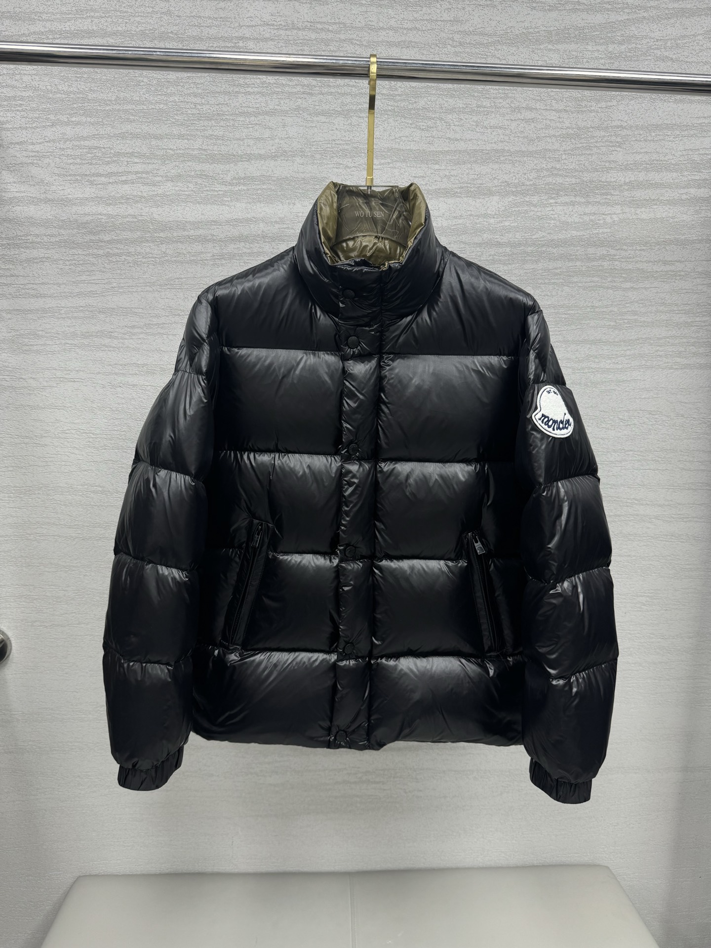 NO:573891,Special down Moncler Dervox short men's down jacket jacket Dervox men's short down jacket adopts pop colors to highlight the vitality of the series. (95 European standard gooseneck filling. Extremely full filling. 850+ fill power. The tag barcode model number corresponds to the official website. The tag has built-in NFC electronic sensor anti-counterfeiting) Dervox down jacket is made of lightweight nylon  Made from laqué fabric, it's comfortable and warm without being bulky. This cropped down jacket has internal straps that allow you to carry the jacket as a backpack when the weather warms up, making it perfect for urban or alpine wear. Made in pop tones and finished with a bold logo patch. Details Made in lightweight nylon laqué fabric Lightweight nylon laqué lining Filled down Stand collar Zipper and snap closure   Zippered pockets Adjustable shoulder straps Elastic cuffs and hem Felt logo patch Size: 1-5.,,backpacks,jackets & coats,jackets & coats,down jacket,alexander wang19860909特级羽绒Moncler Dervox短款男士羽绒服夹克外套Dervox男士短款羽绒夹克采用波普色调,彰显系列的朝气活力. (95欧规鹅颈绒填充.填充极致饱满.850+蓬松度.吊牌条码款号对应官网一致.吊牌内置NFC电子感应防伪) Dervox羽绒夹克采用轻盈nylon laqué面料制成,舒适保暖而不显厚重.这款短款羽绒服配有内部肩带,在升温时可以将夹克作为背包携带,适合在都市或高山穿着.采用波普色调,饰有醒目标识贴片. 详情 采用轻盈nylon laqué面料制成 轻盈nylon laqué衬里 填充羽绒 立领 拉链和按扣开合 拉链口袋 可调节肩带 弹性袖口和下摆 毛毡标识贴片 Size: 1-5.,,backpacks,jackets & coats,jackets & coats,down jacket,alexander wang,Men's clothing